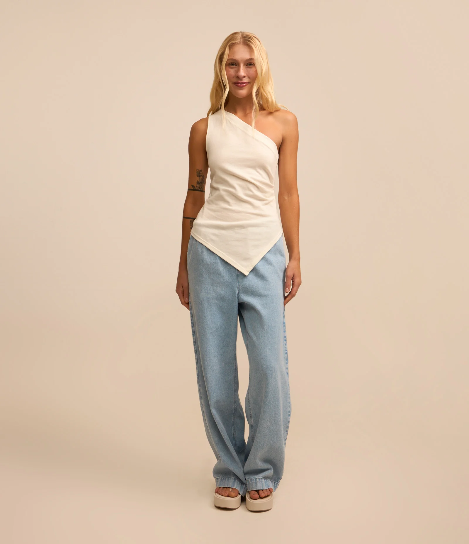 Blusa com Um Ombro Só e Pregas Laterais Branco 2