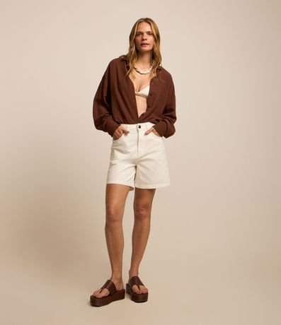 Short Cintura Alta em Sarja com Aplicação e Bordado de Flor Short Cintura Alta em Sarja com Aplicação e Bordado de Flor