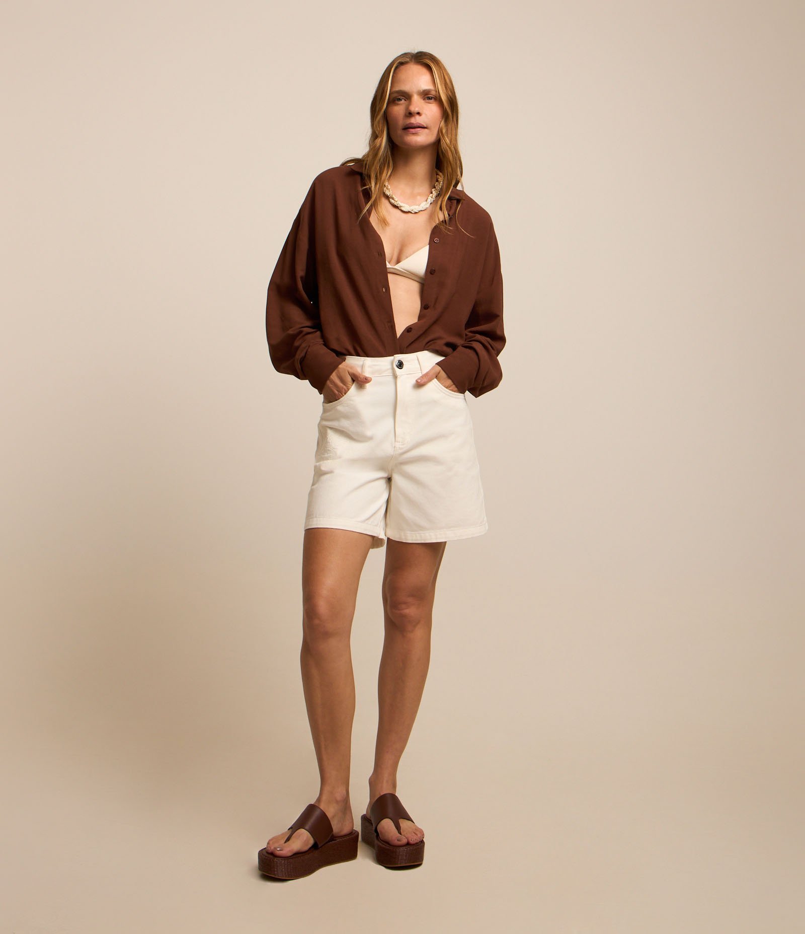 Short Cintura Alta em Sarja com Aplicação e Bordado de Flor Branco 1