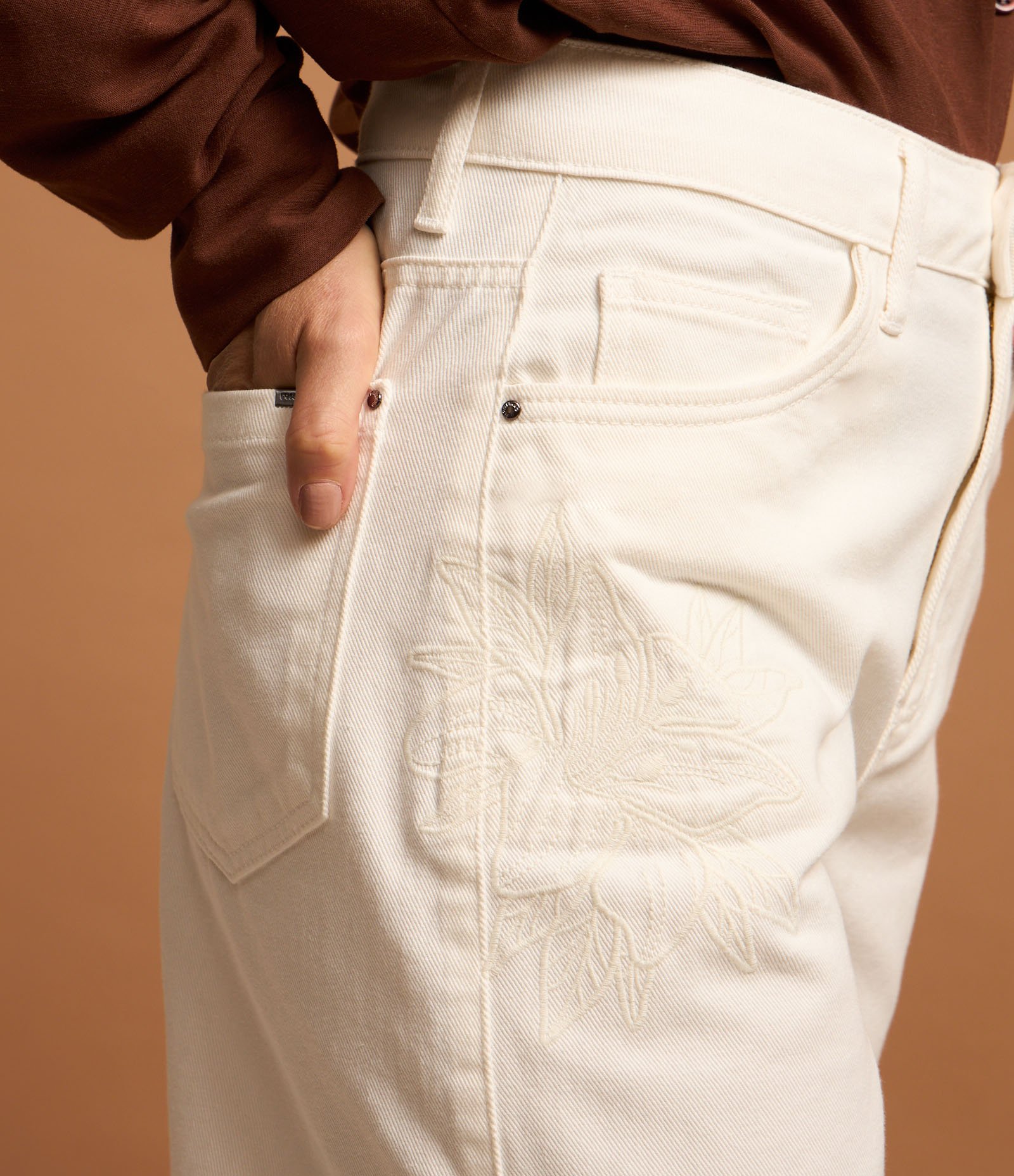 Short Cintura Alta em Sarja com Aplicação e Bordado de Flor Branco 4