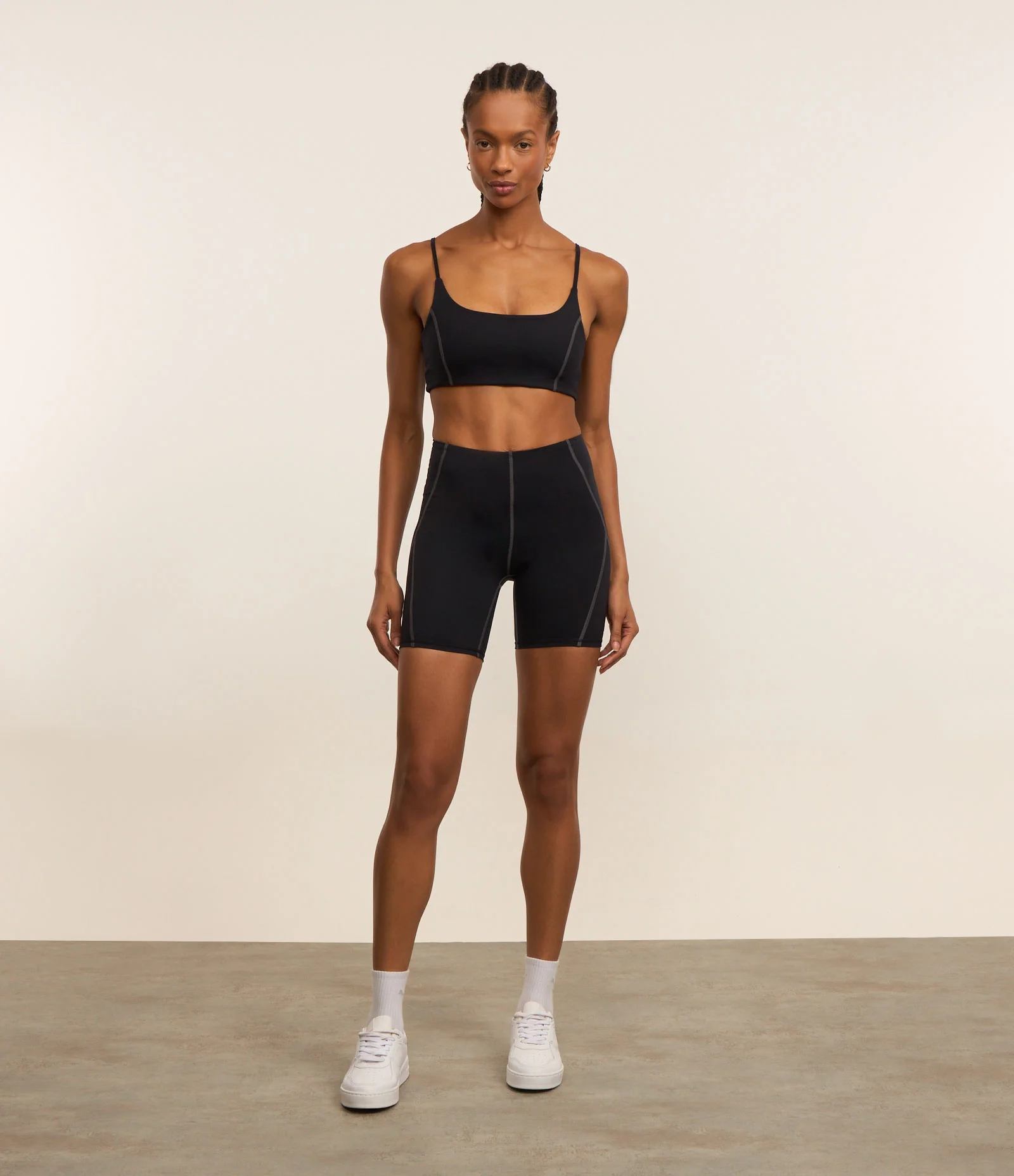 Bermuda Esportiva em Microfibra com Costura Aparente Preto 1