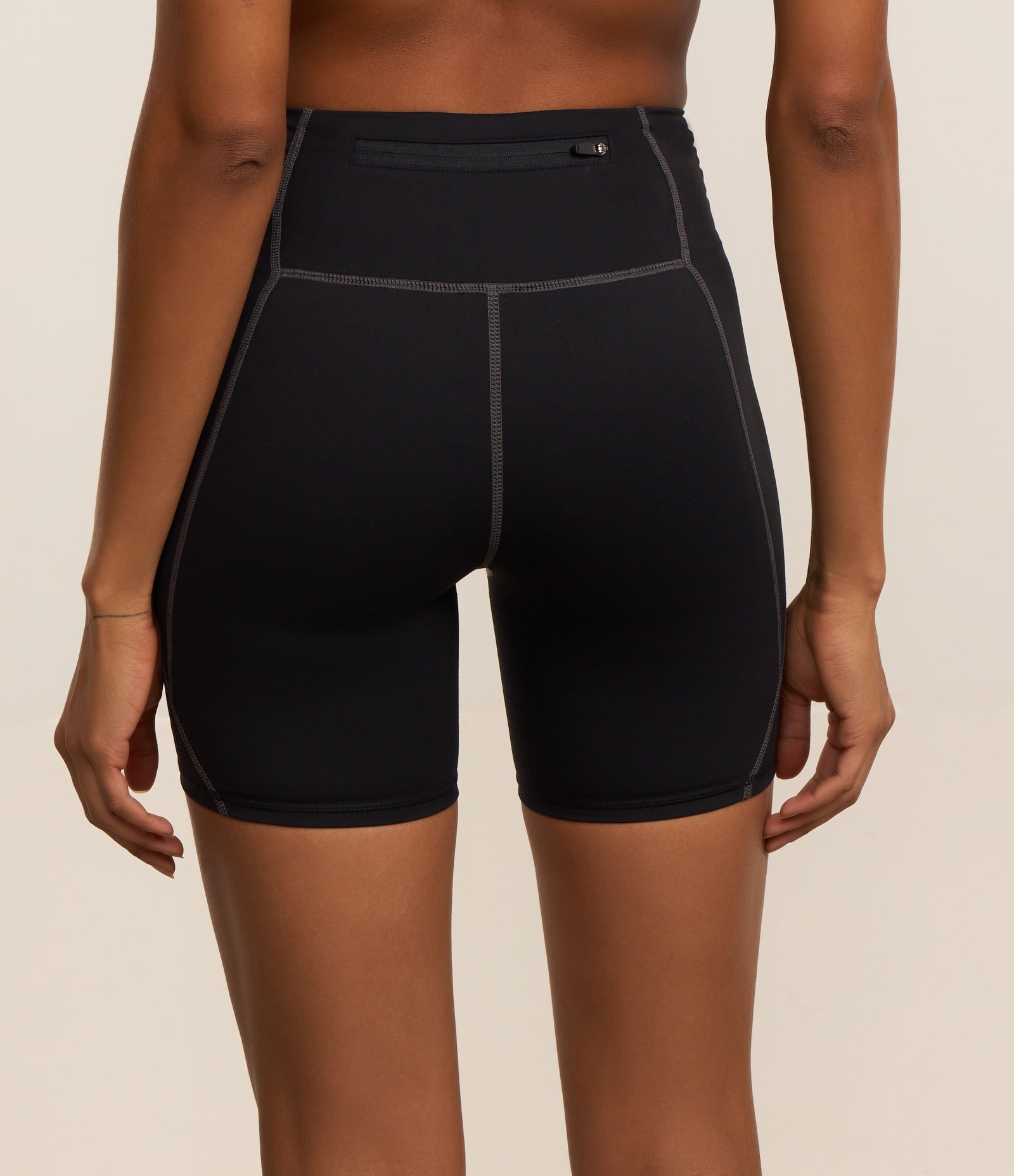Bermuda Esportiva em Microfibra com Costura Aparente Preto 3