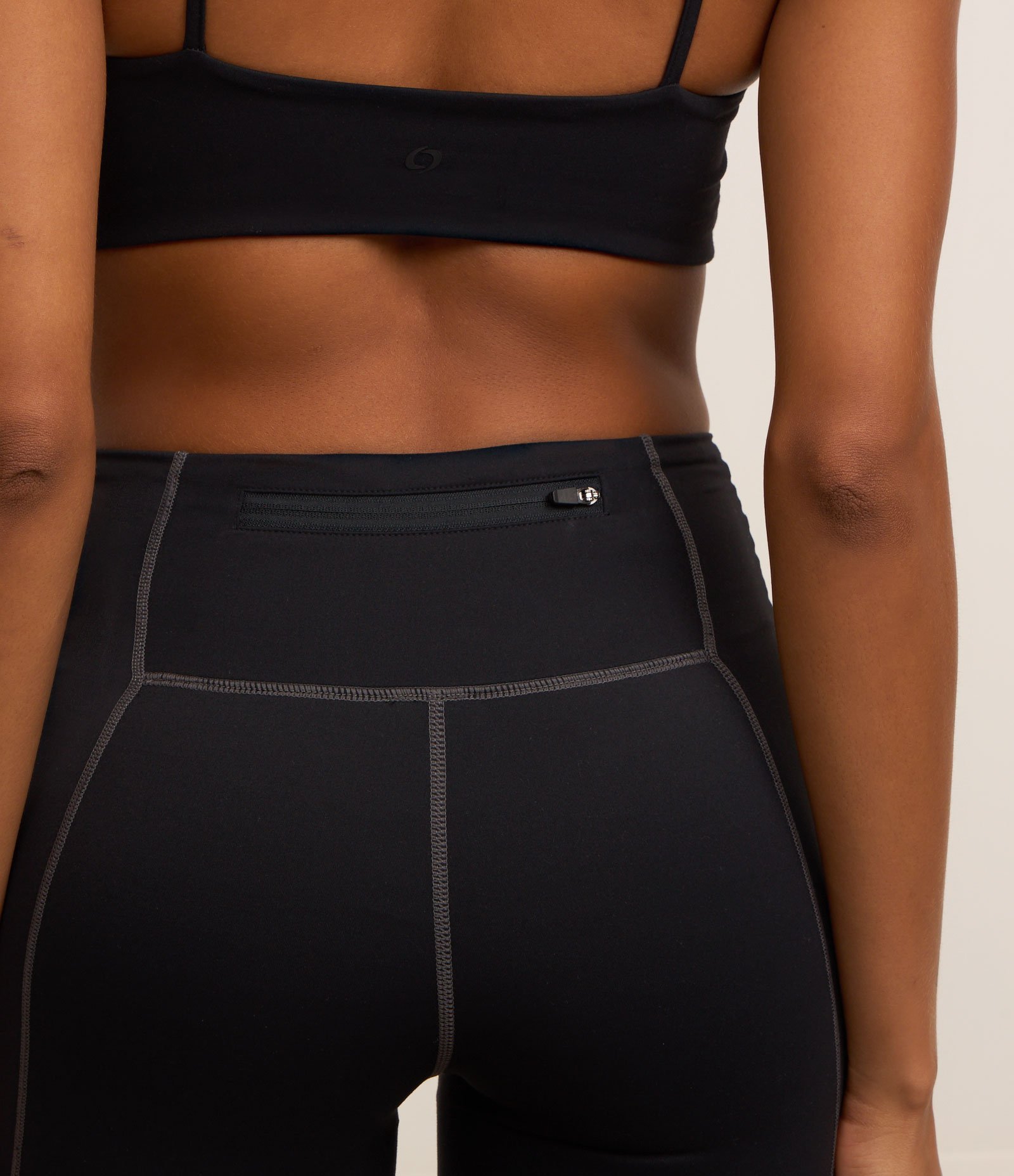 Bermuda Esportiva em Microfibra com Costura Aparente Preto 4