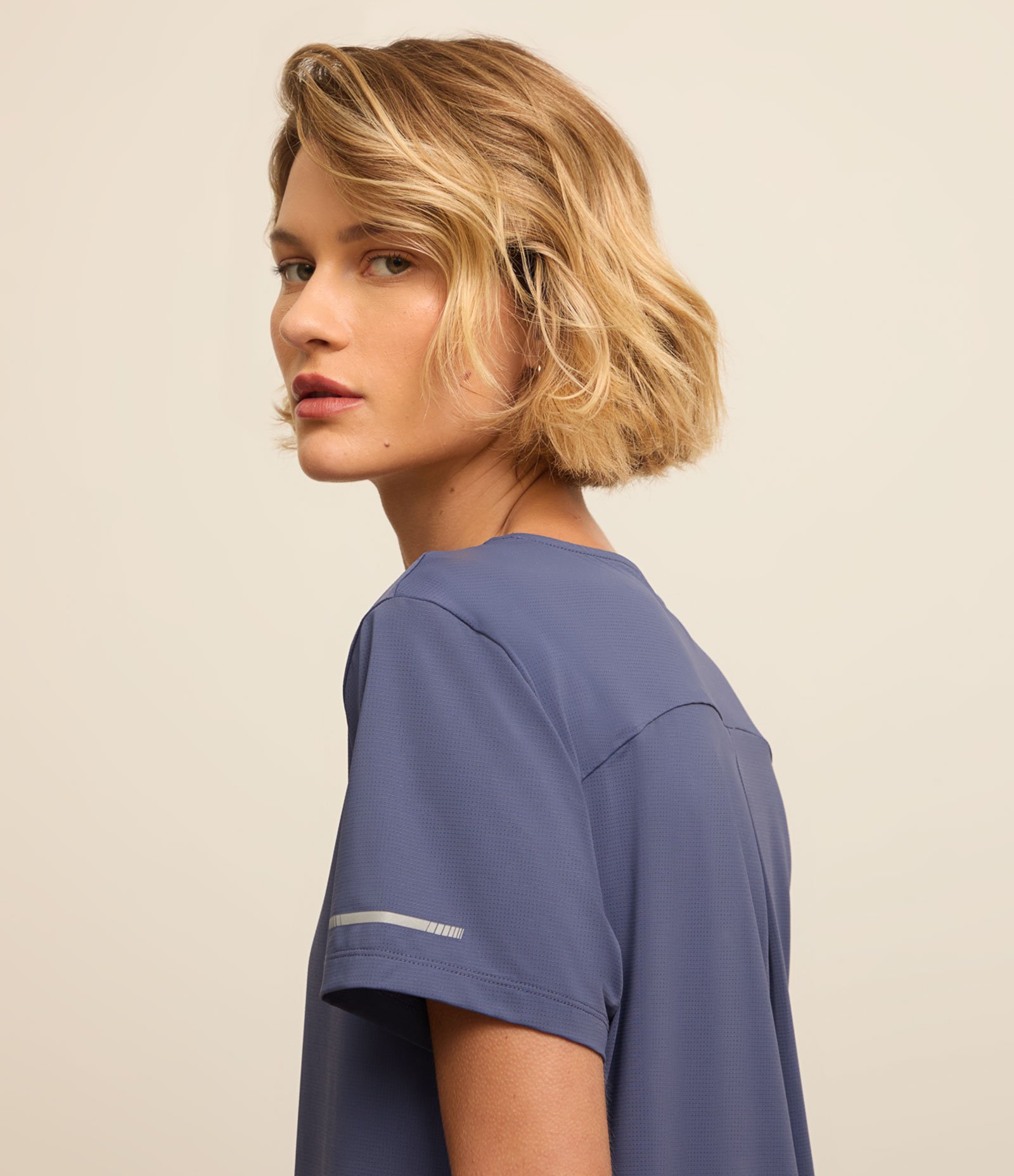 Camiseta Esportiva Regular Texturizada com Detalhe Refletivo Azul 3