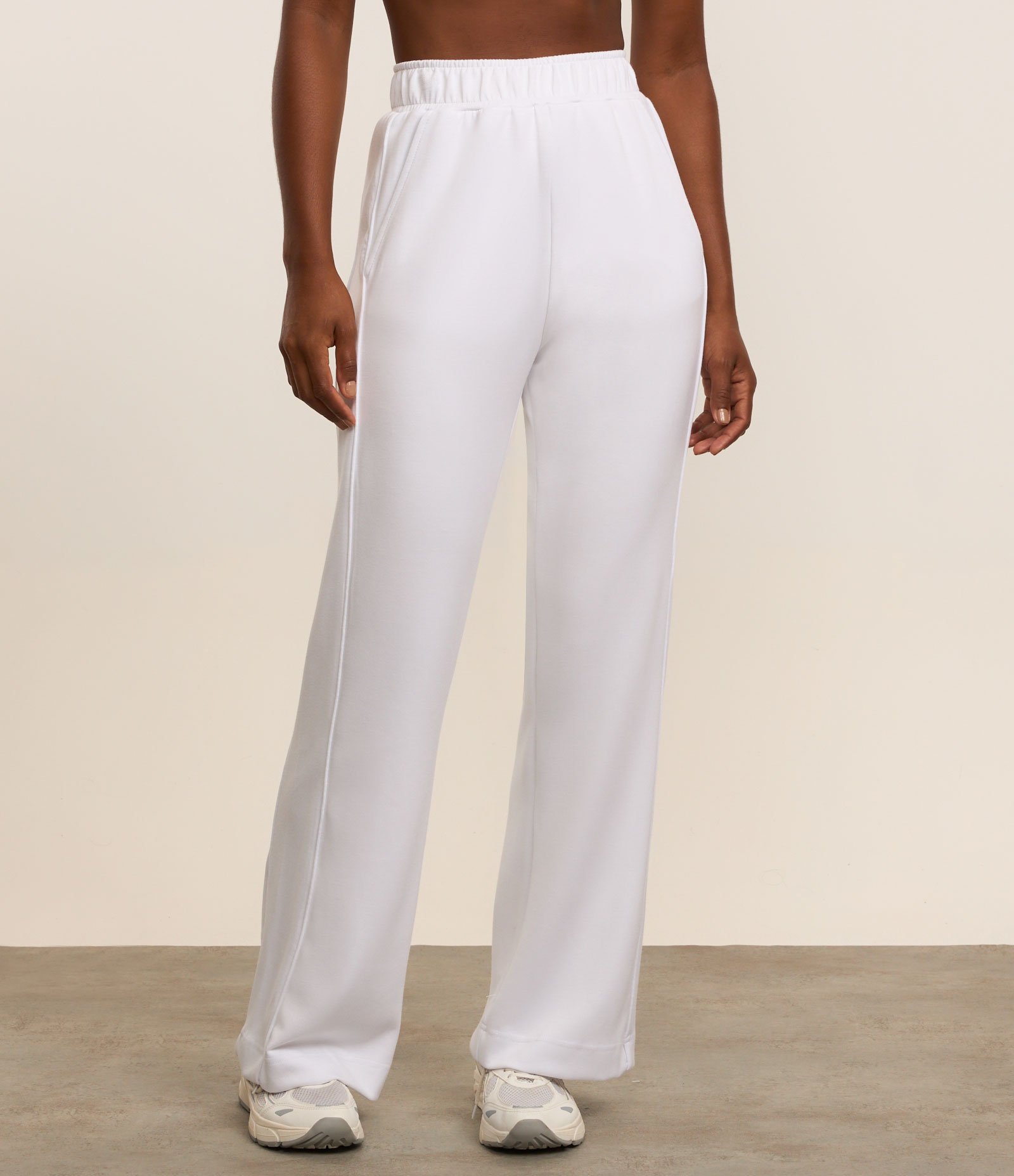 Calça Reta Esportiva em Modal com Bolsos Branco 2