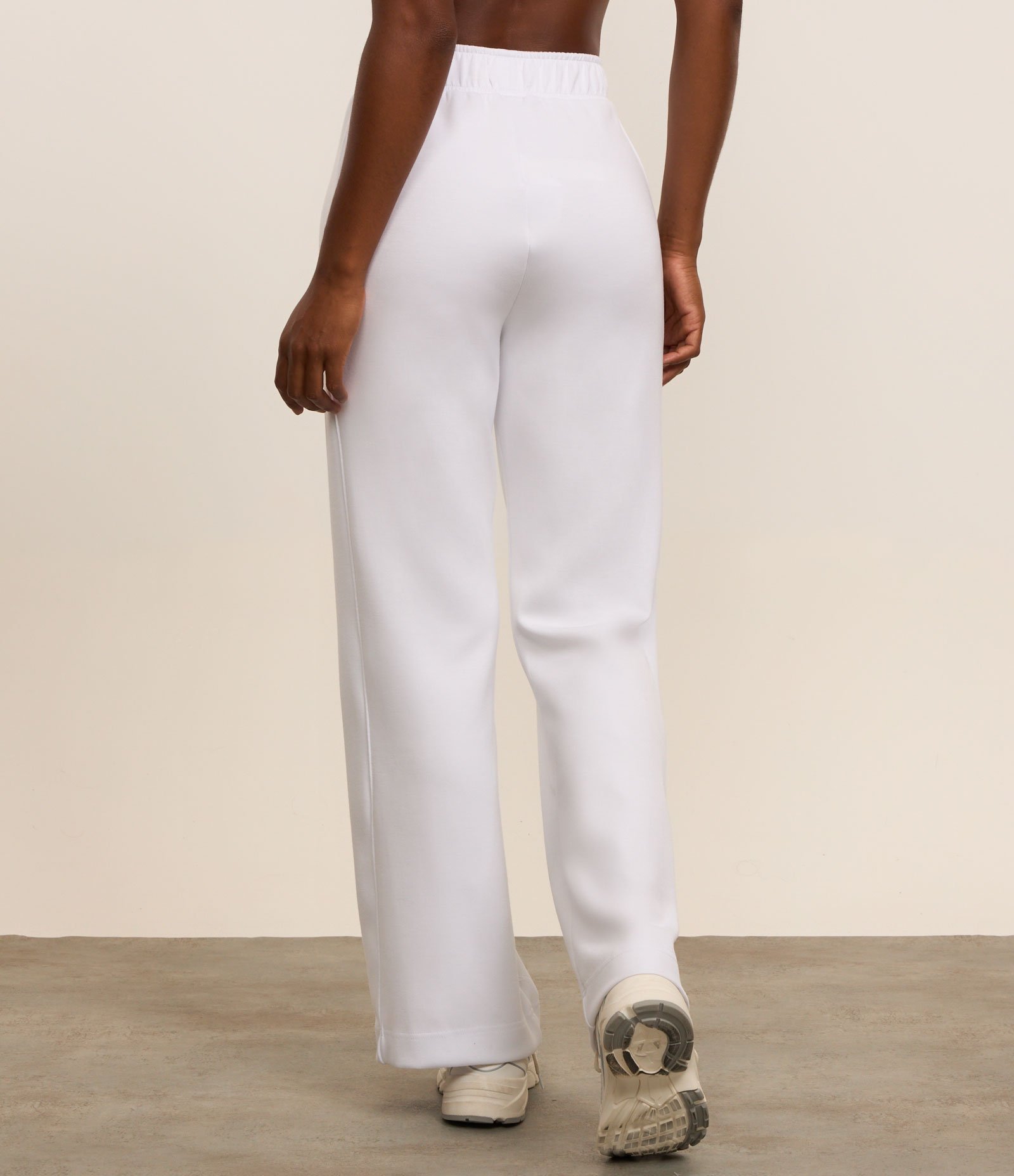 Calça Reta Esportiva em Modal com Bolsos Branco 3