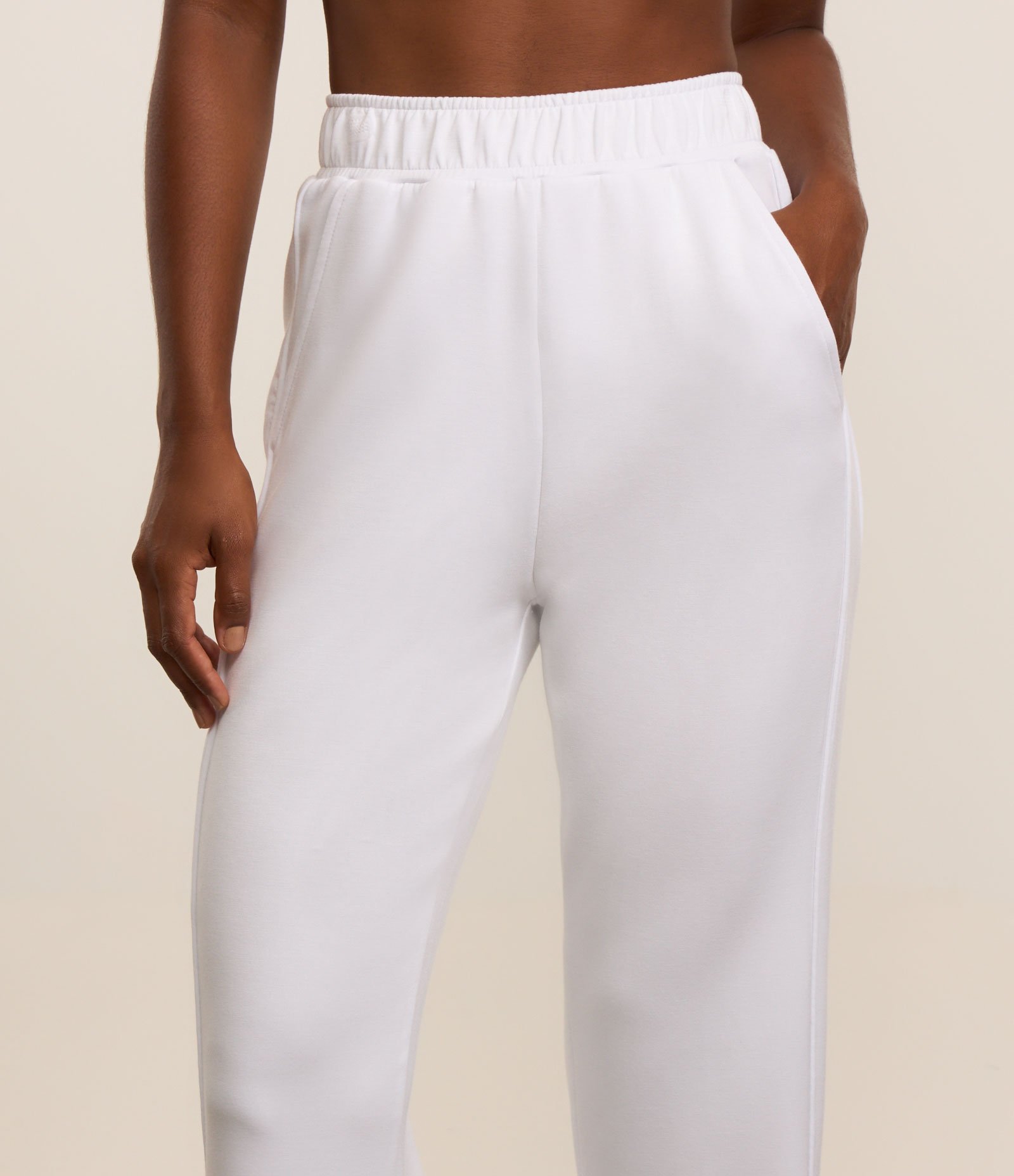 Calça Reta Esportiva em Modal com Bolsos Branco 4