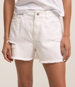 Short Jeans com Detalhes de Puídos e Barra Desfeita