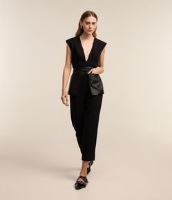 Macacão em Crepe com Decote Profundo e Cinto com Bolsos