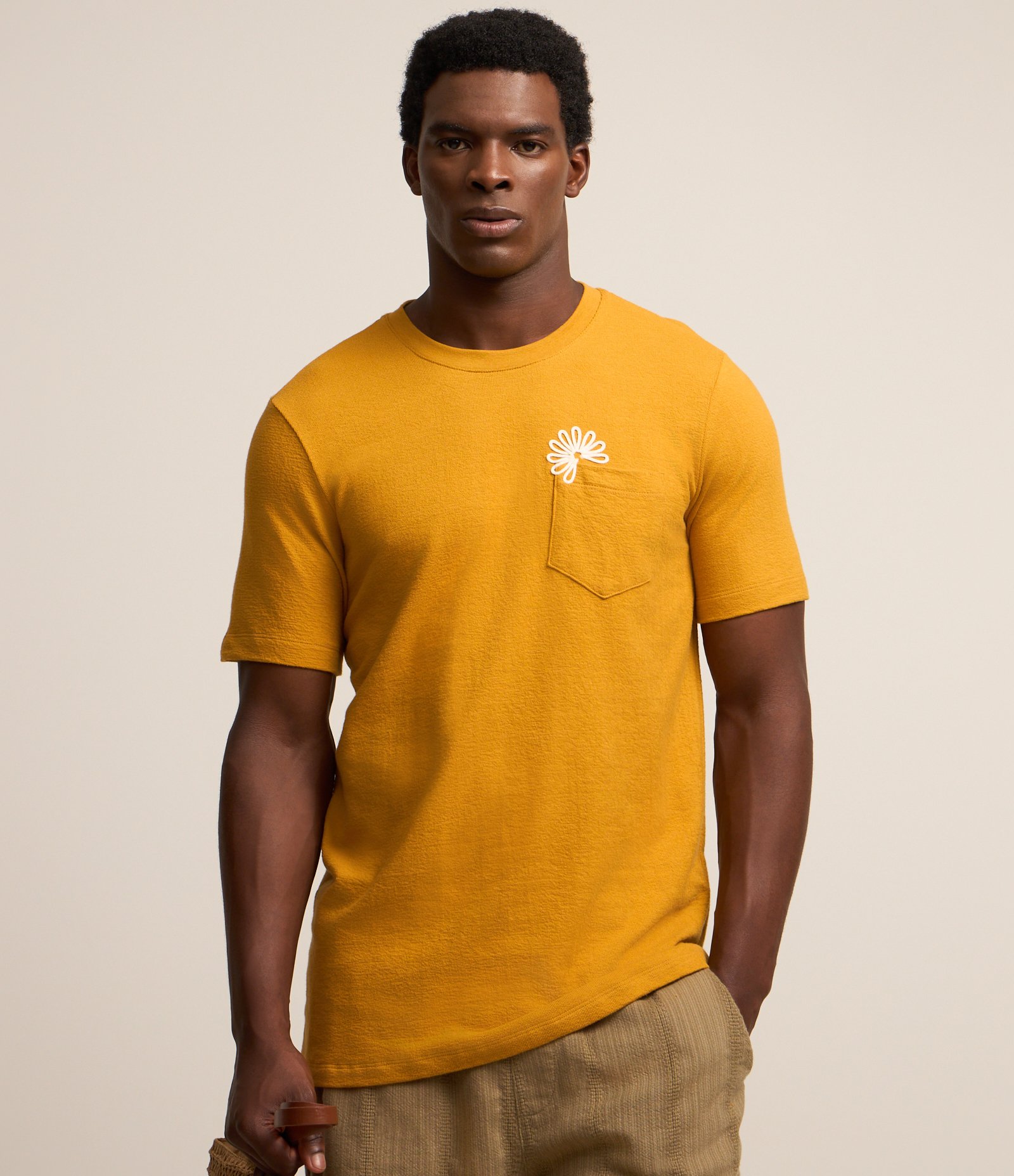 Camiseta Regular em Algodão com Bolso e Aplicação Laranja 1