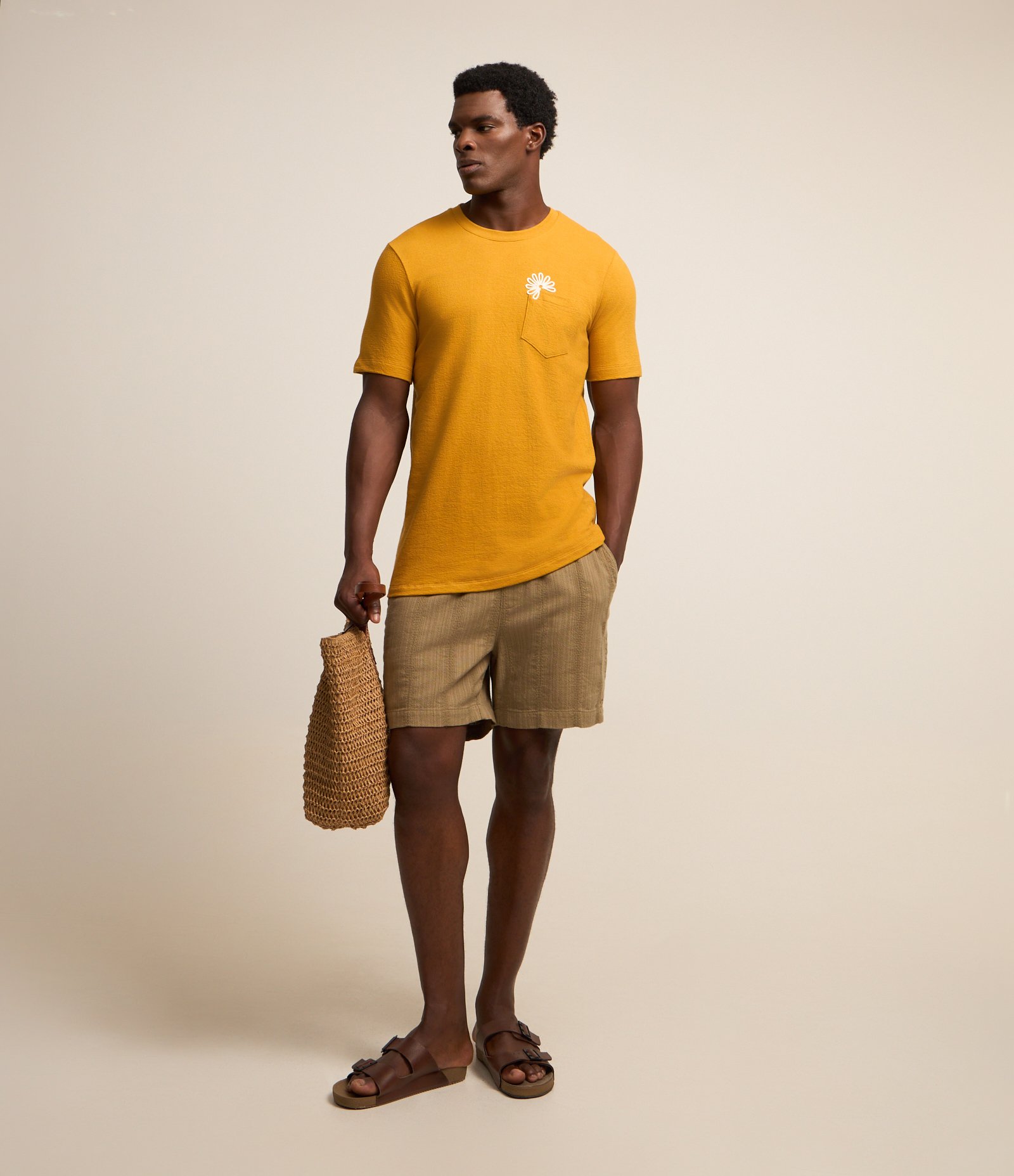 Camiseta Regular em Algodão com Bolso e Aplicação Laranja 2