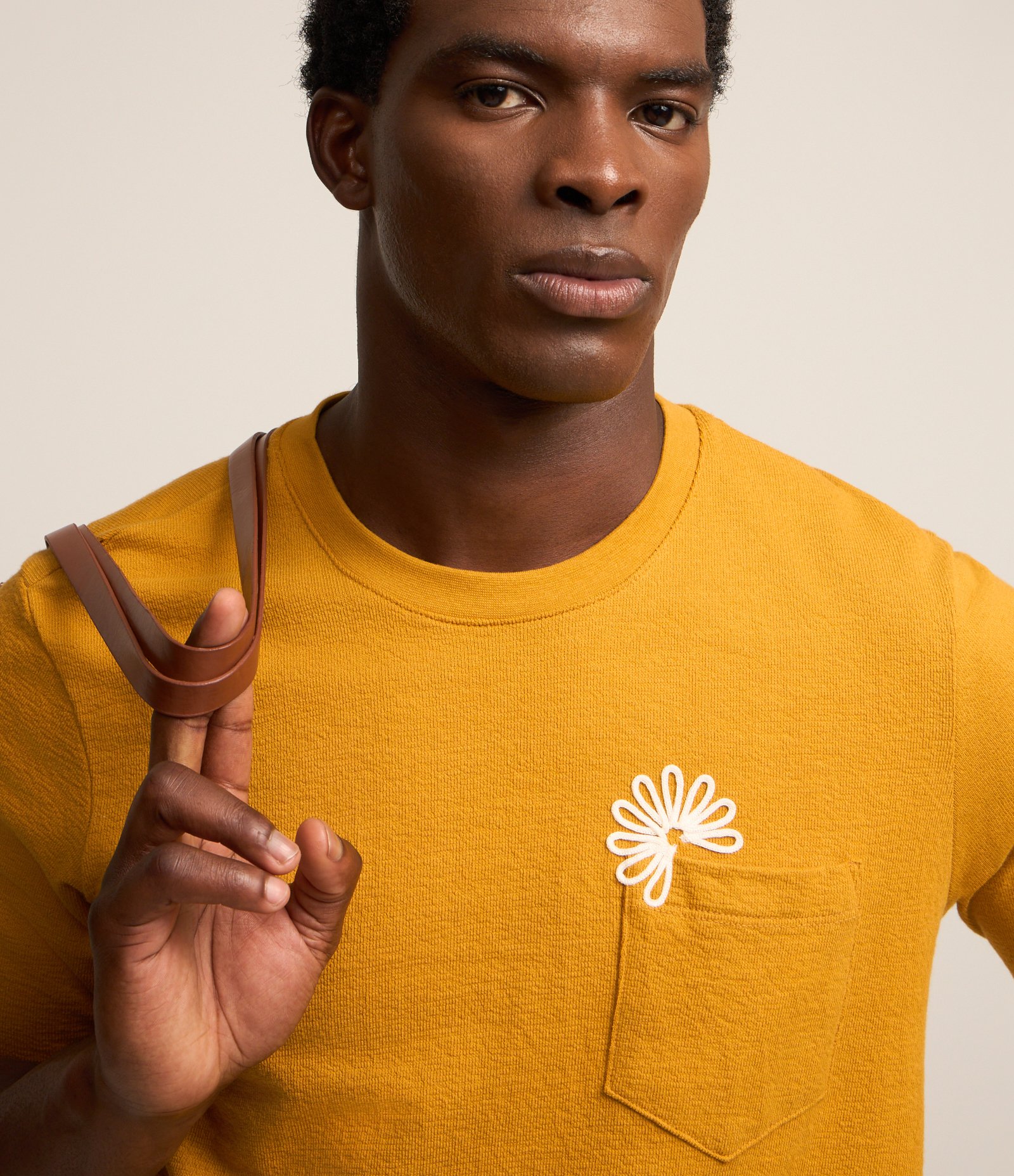 Camiseta Regular em Algodão com Bolso e Aplicação Laranja 3