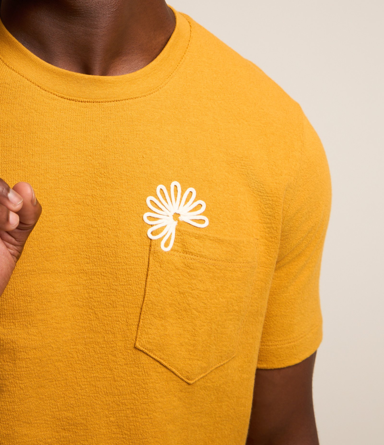 Camiseta Regular em Algodão com Bolso e Aplicação Laranja 4