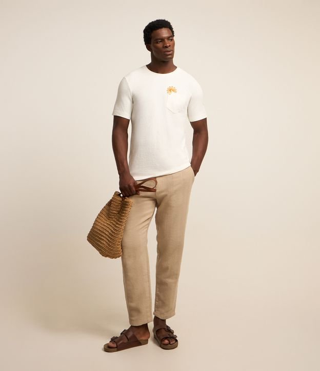 Camiseta Regular em Algodão com Bolso e Aplicação