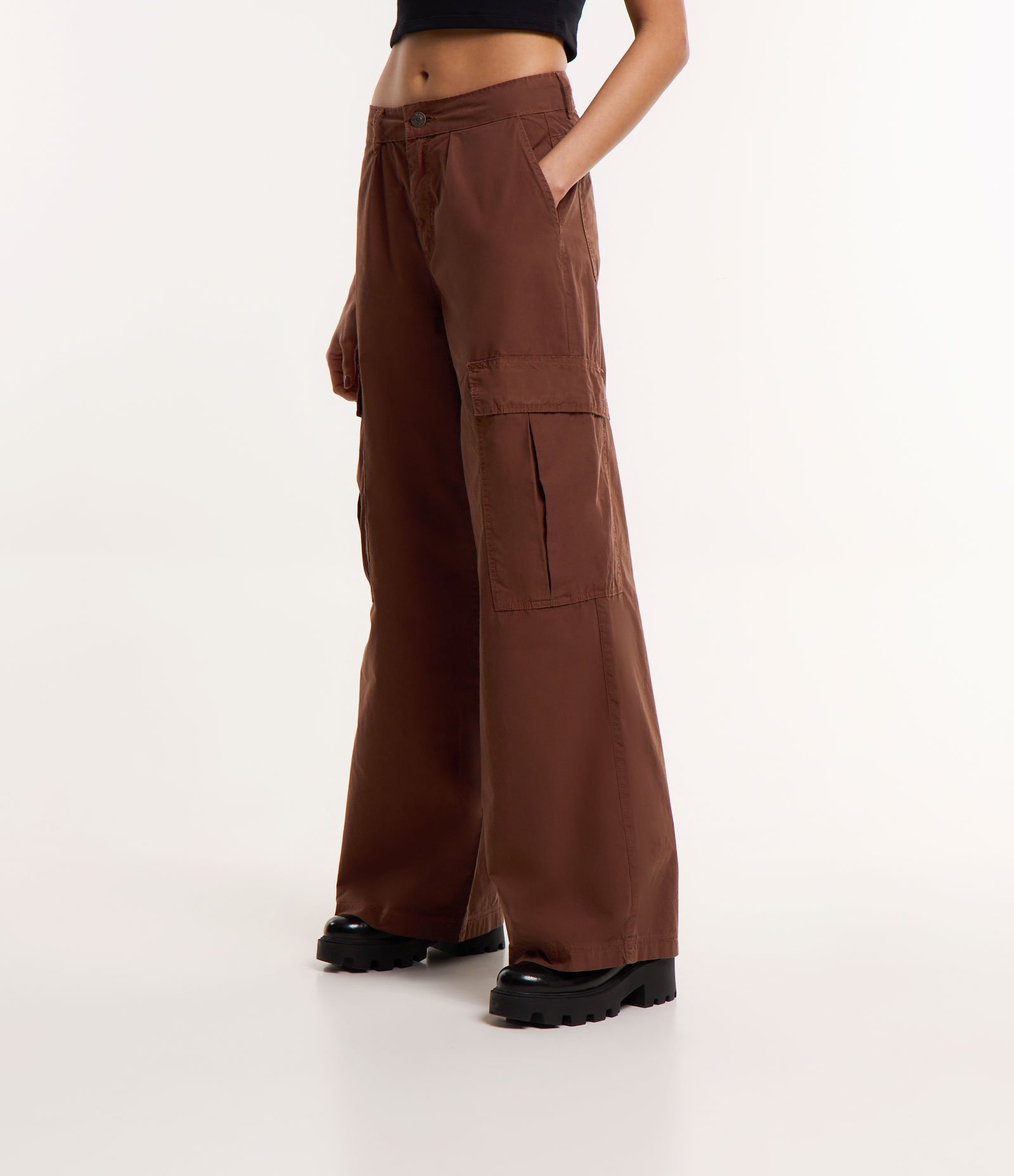 Calça Cargo em Sarja com Bolsos Laterais Marrom 2