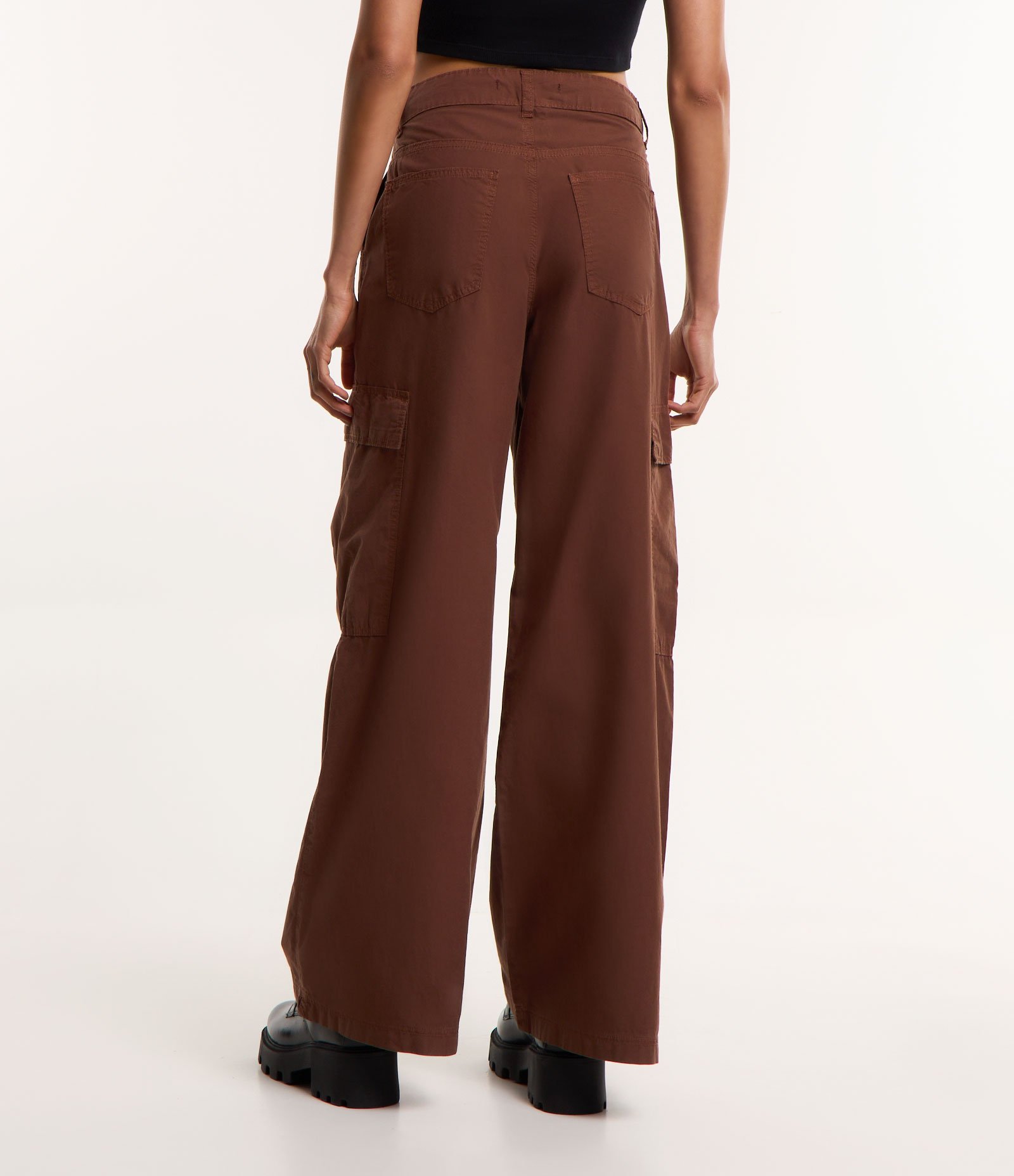 Calça Cargo em Sarja com Bolsos Laterais Marrom 3
