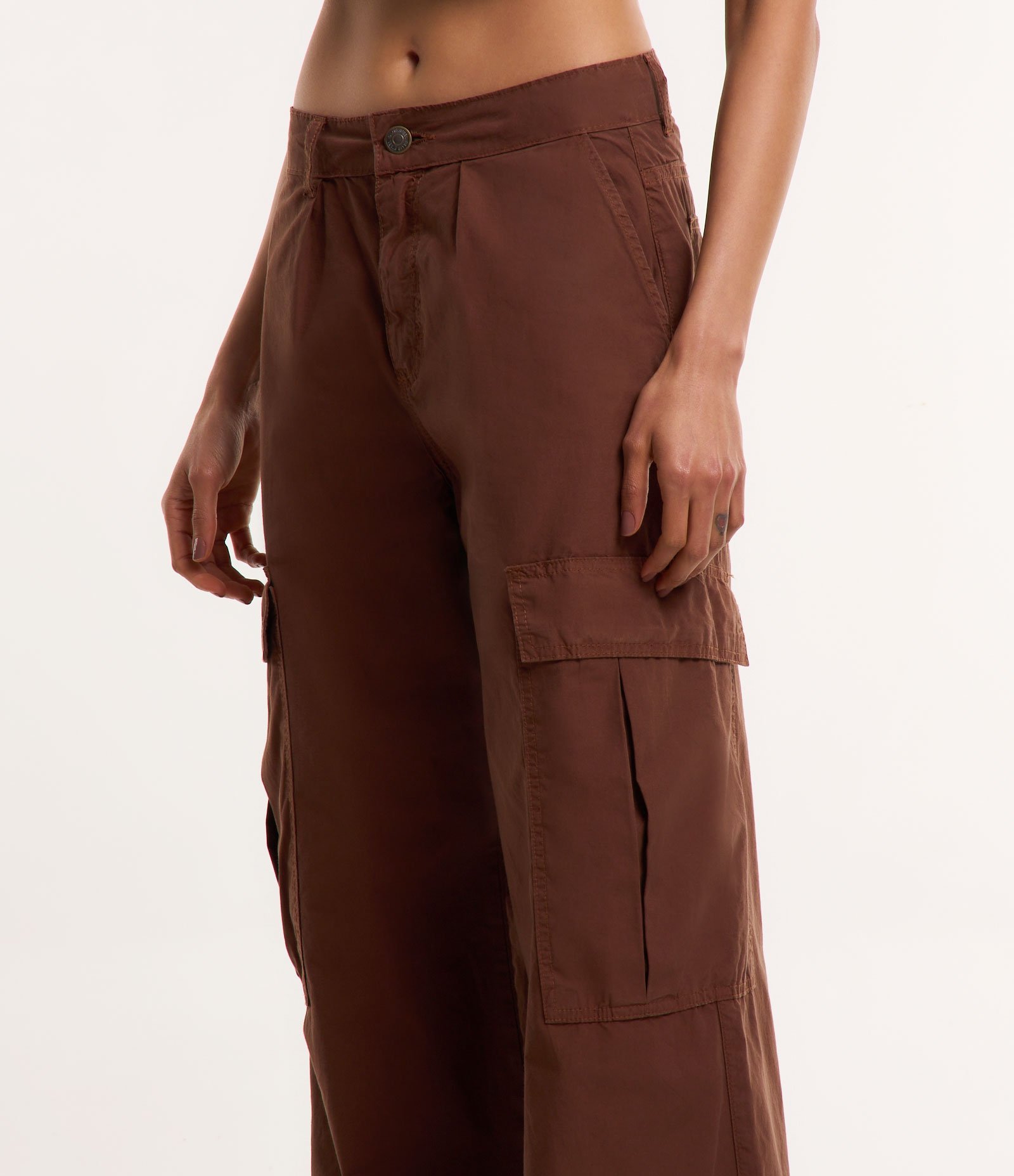 Calça Cargo em Sarja com Bolsos Laterais Marrom 4