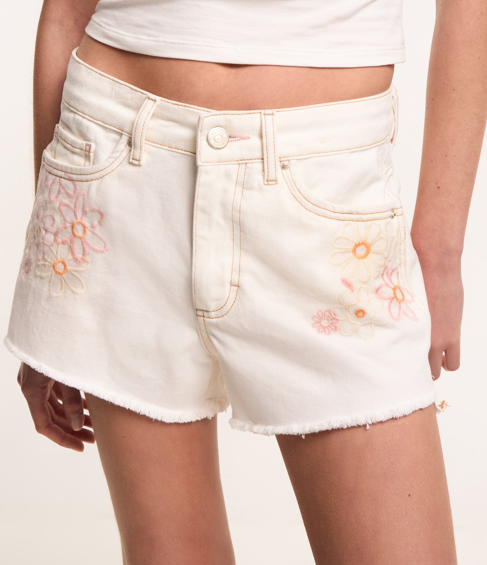 Short em Sarja com Barra Desfeita e Flores Bordadas Branco Neve 3