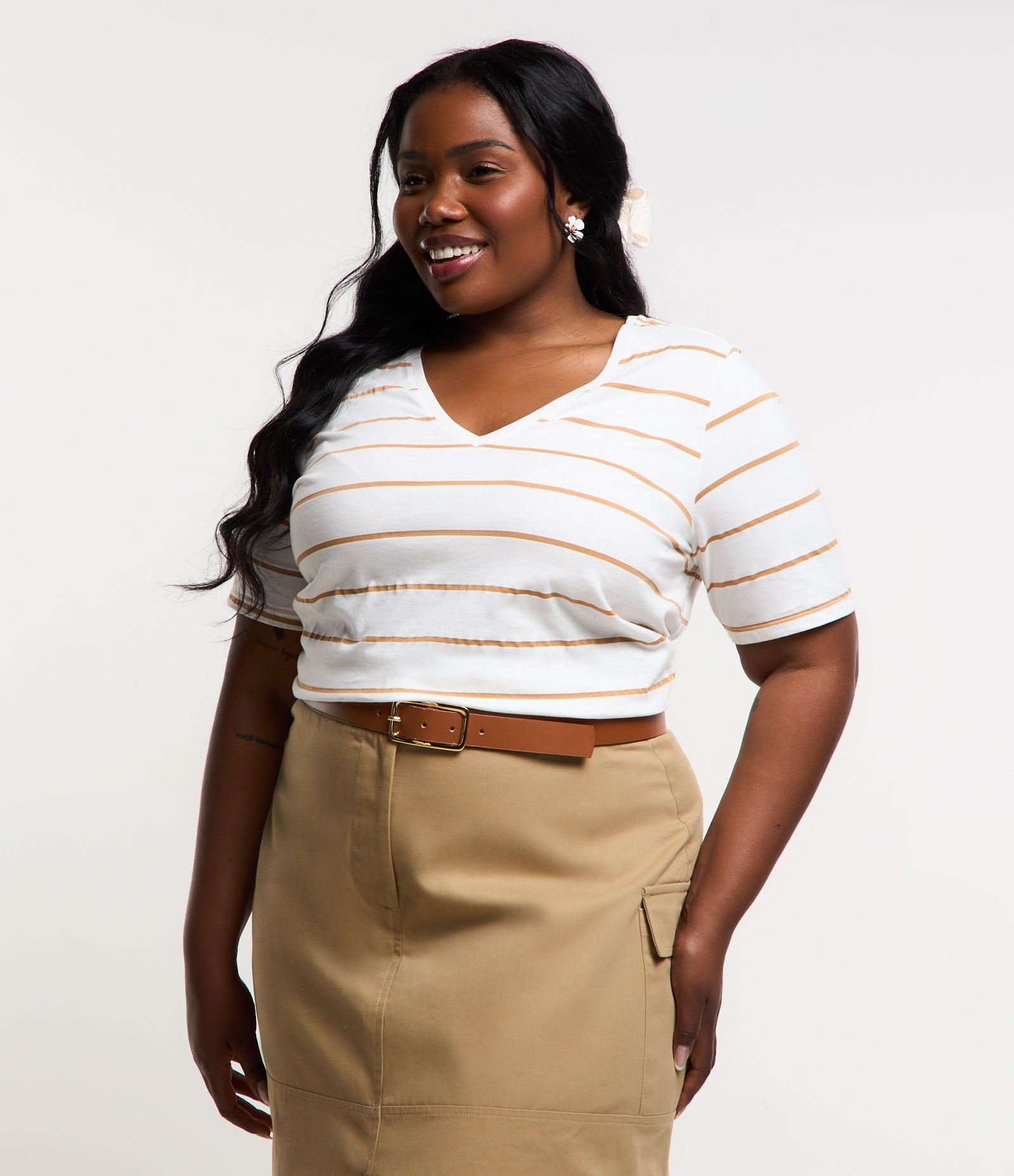 Blusa com Gola V e Estampa Listrada Curve & Plus Size Branco/Caramelo 1