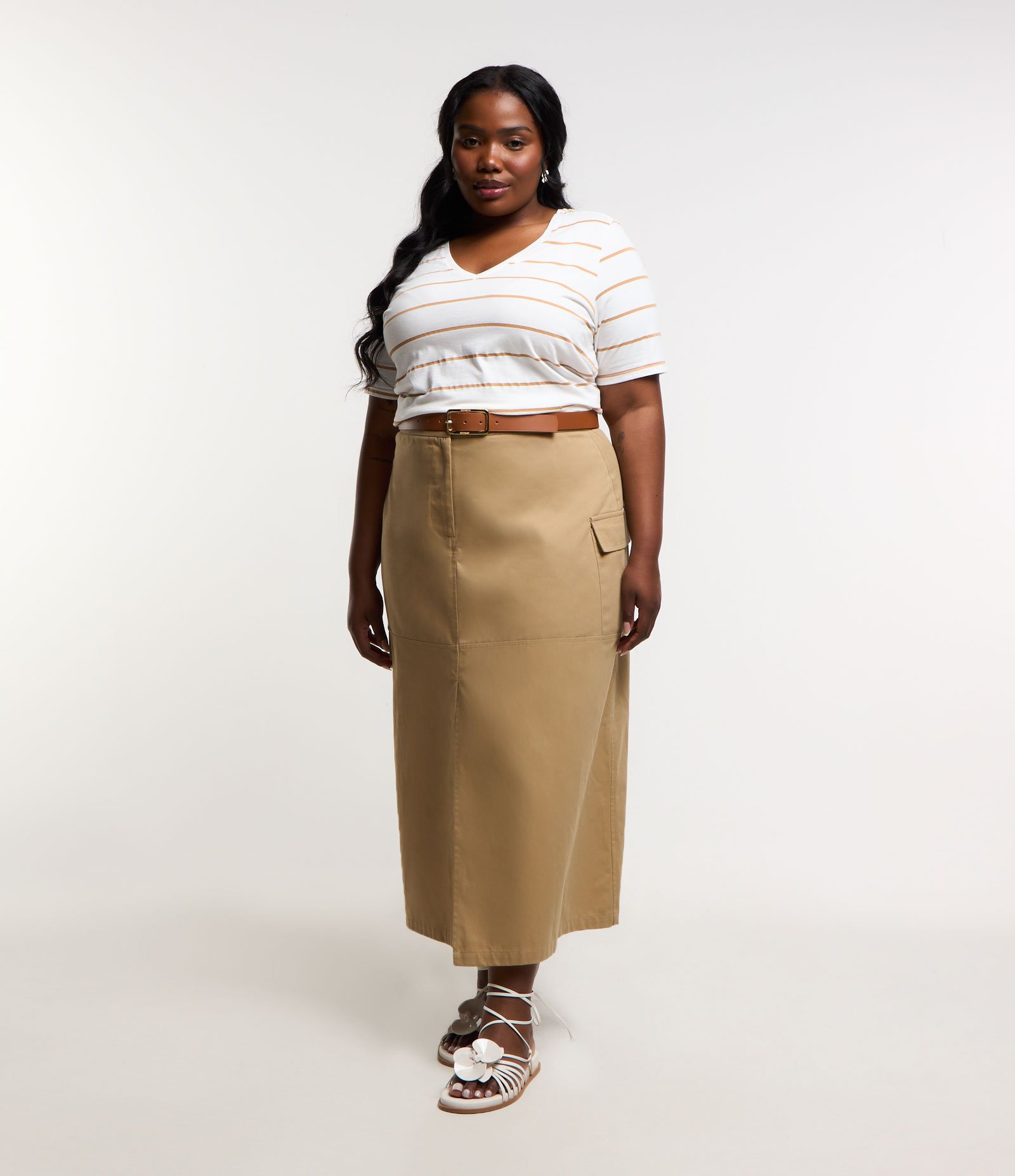 Blusa com Gola V e Estampa Listrada Curve & Plus Size Branco/Caramelo 2