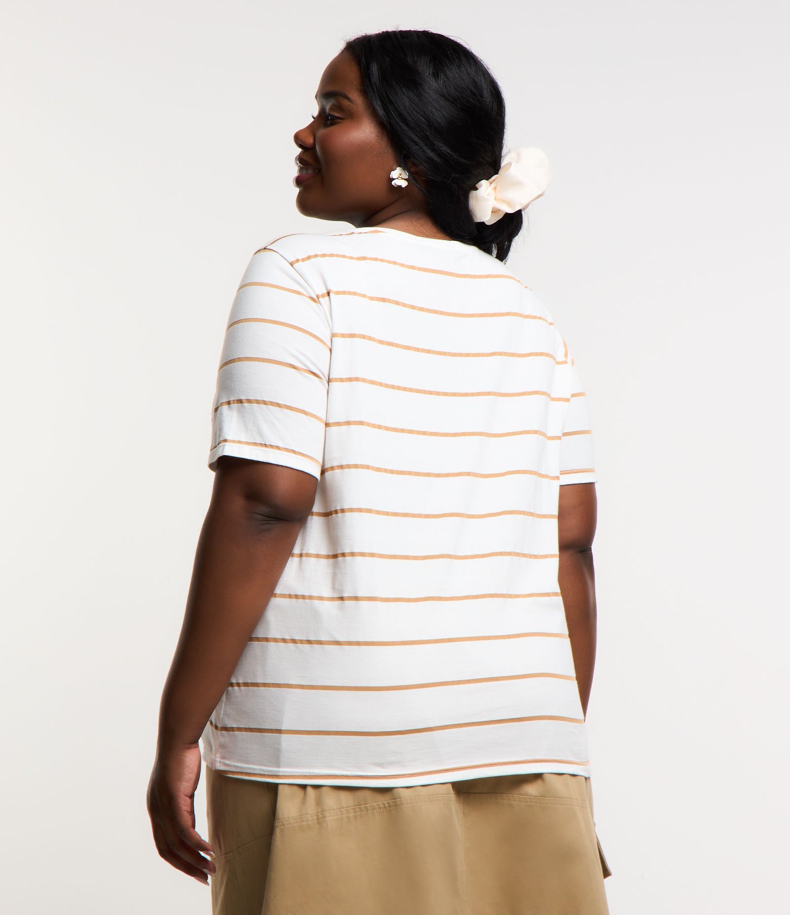 Blusa com Gola V e Estampa Listrada Curve & Plus Size Branco/Caramelo 3