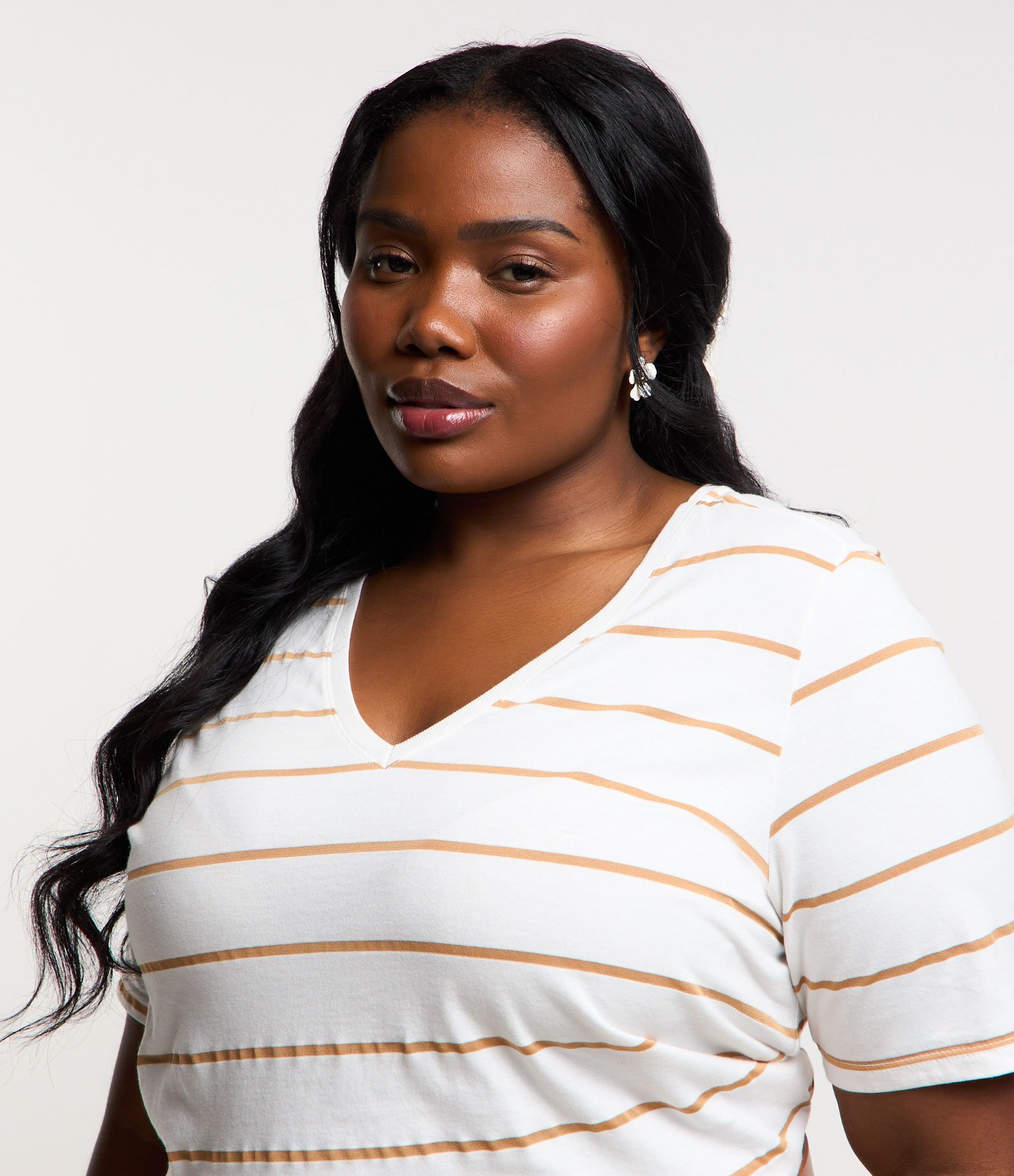 Blusa com Gola V e Estampa Listrada Curve & Plus Size Branco/Caramelo 4