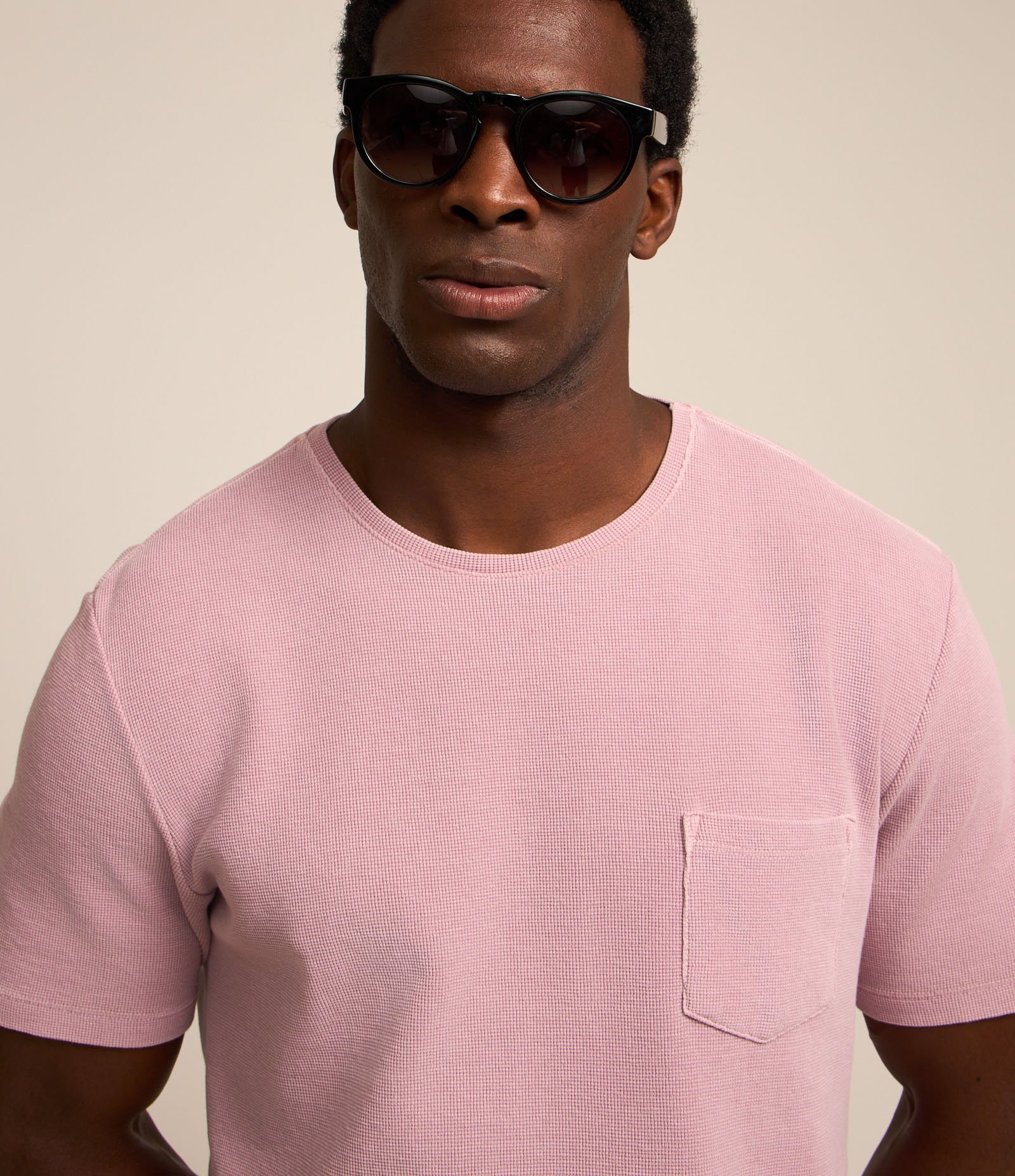 Camiseta Comfort em Algodão Texturizado com Bolso Frontal Rosa Estonado 1