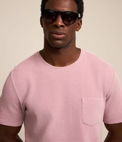 Camiseta Comfort em Algodão Texturizado com Bolso Frontal
