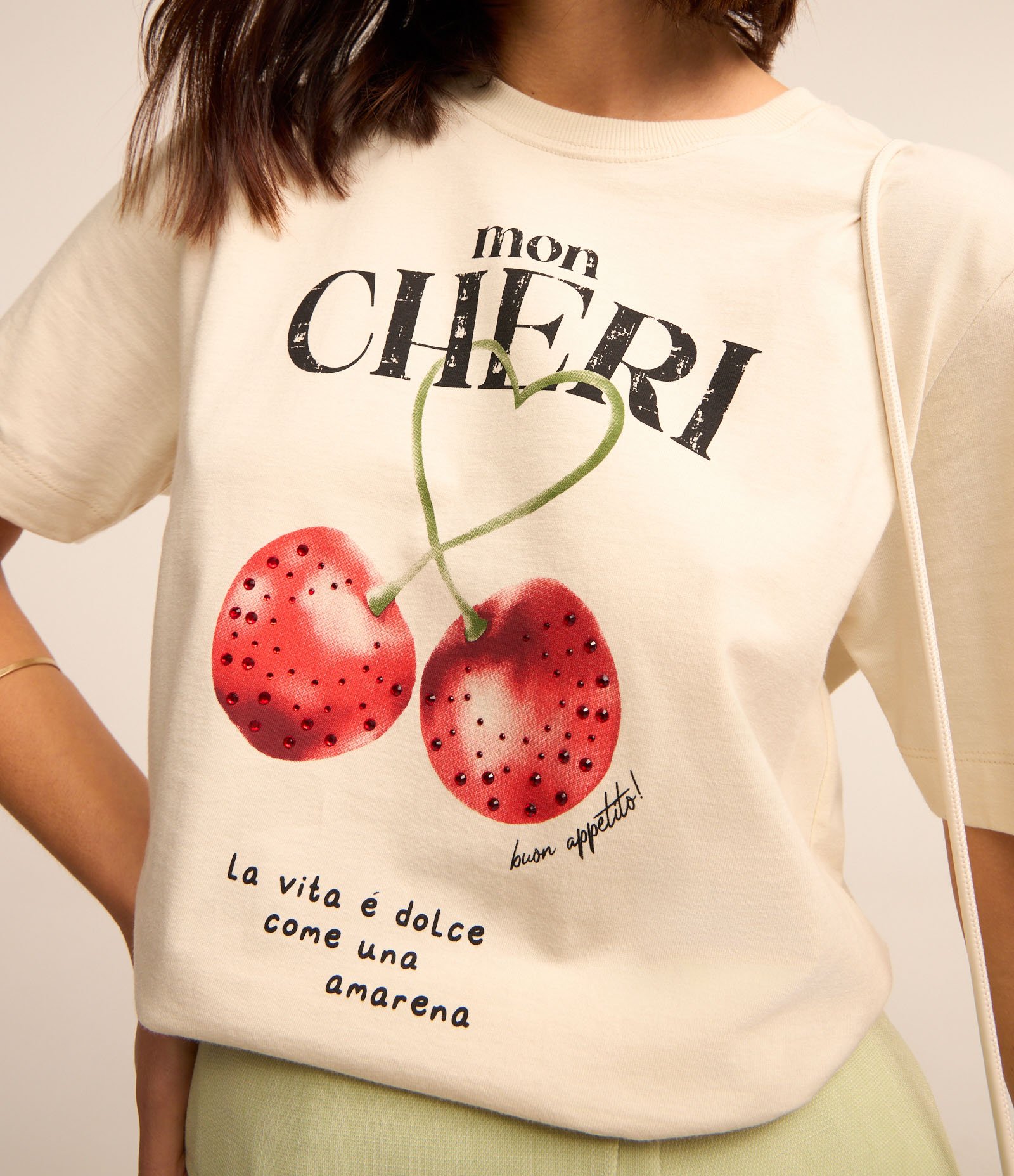 Camiseta em Algodão com Estampa Cerejas Mon Cheri Off White 4