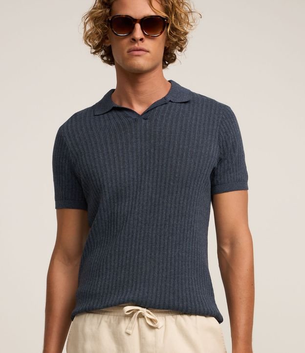 Camiseta Polo com Textura Canelada e Gola em V