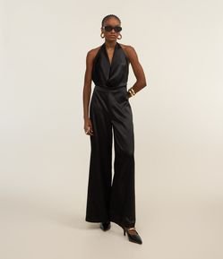 Macacão Pantalona em Cetim com Decote Degagê