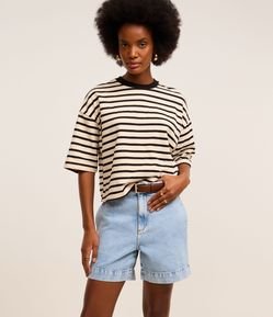 Bermuda Jeans com Botão Diferenciado e Bolso