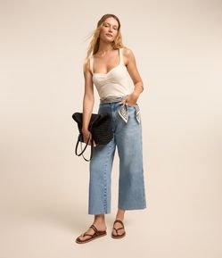 Calça Reta Cropped em Jeans com Barra Desfiada