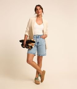 Bermuda Reta em Jeans Denim com Bolsos