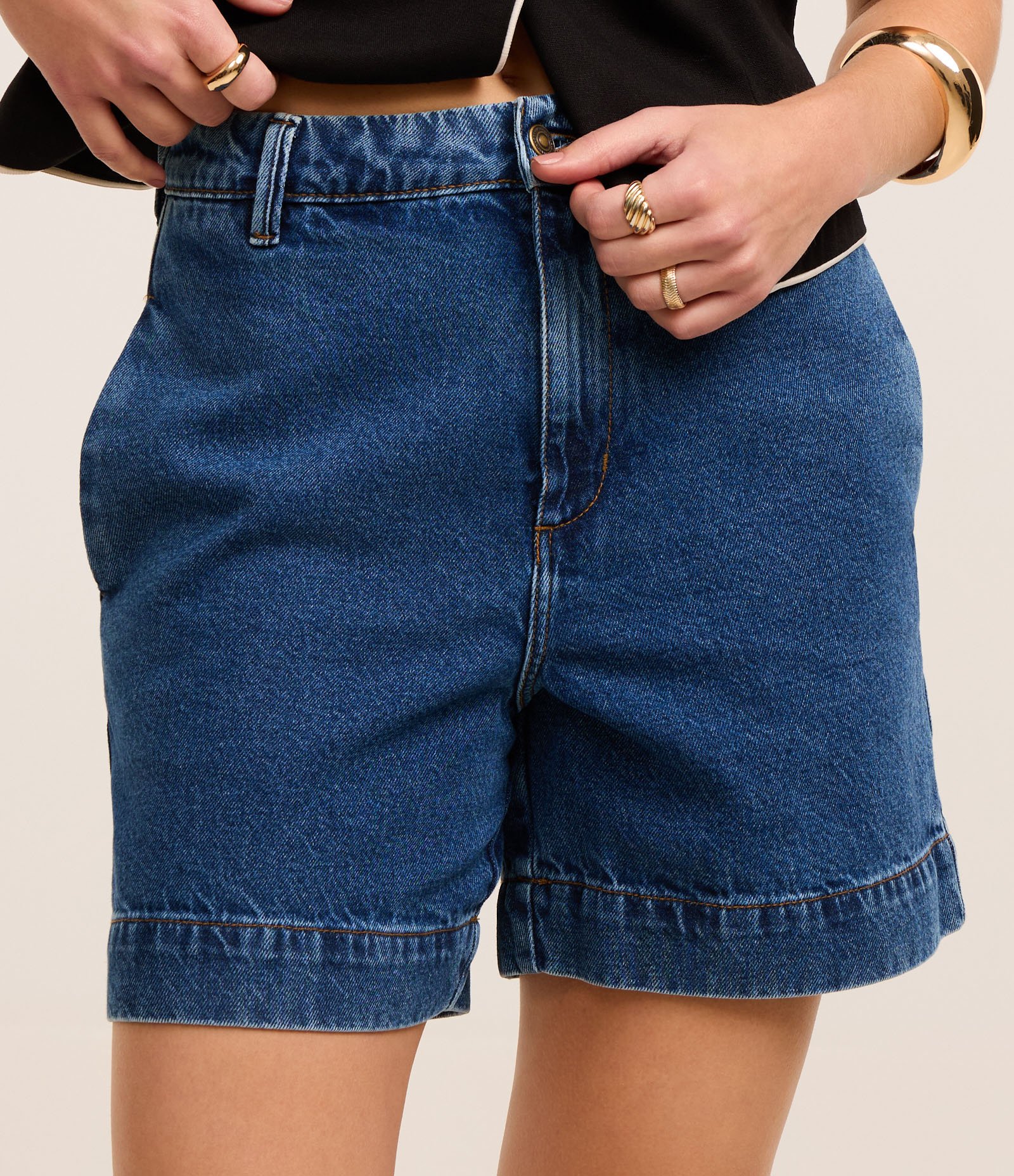 Bermuda Jeans com Botão Diferenciado e Bolso Azul Médio 3