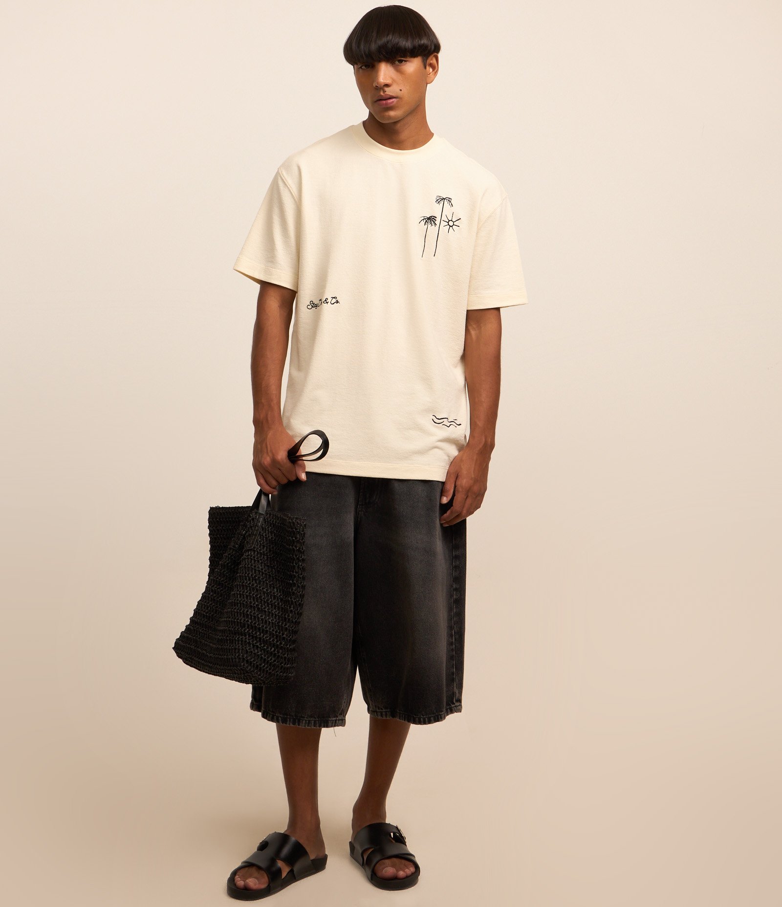 Camiseta Relaxed com Textura e Estampa Bordada de Coqueiros e Sol Bege 2