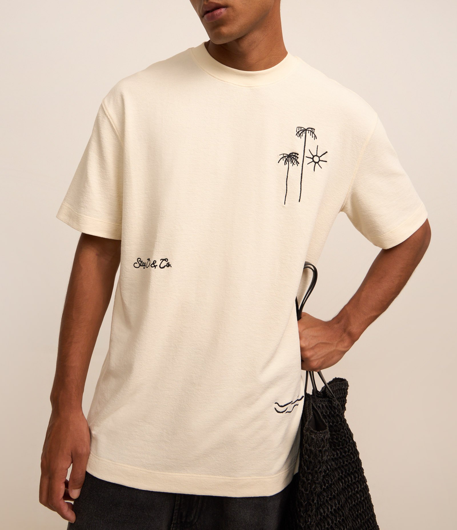 Camiseta Relaxed com Textura e Estampa Bordada de Coqueiros e Sol Bege 3