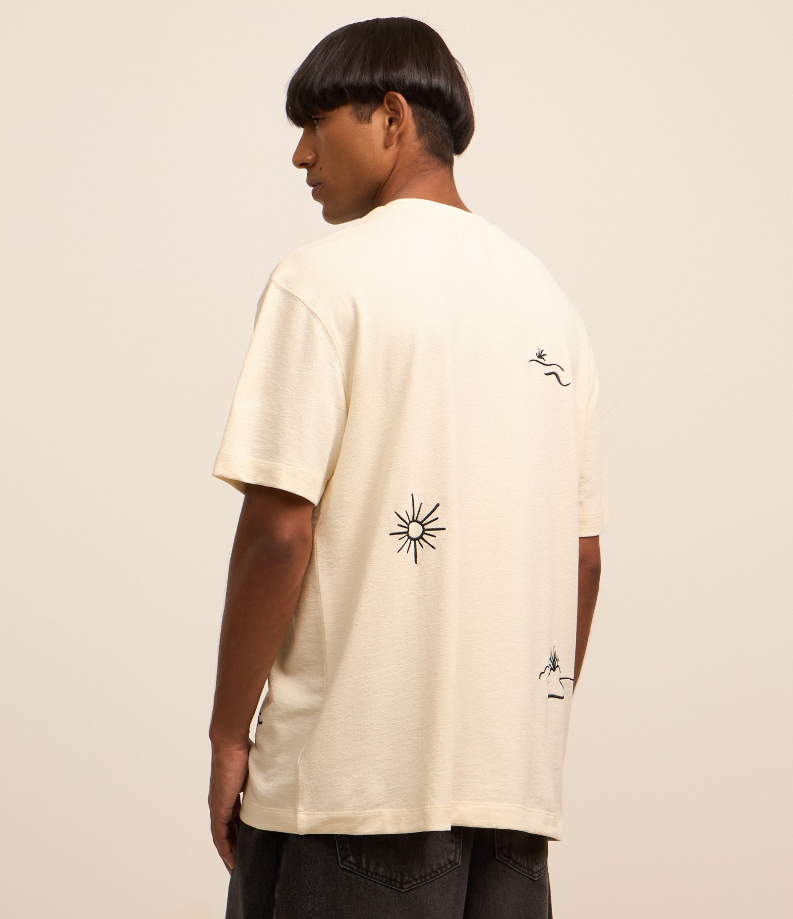 Camiseta Relaxed com Textura e Estampa Bordada de Coqueiros e Sol Bege 4