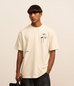 Camiseta Relaxed com Textura e Estampa Bordada de Coqueiros e Sol