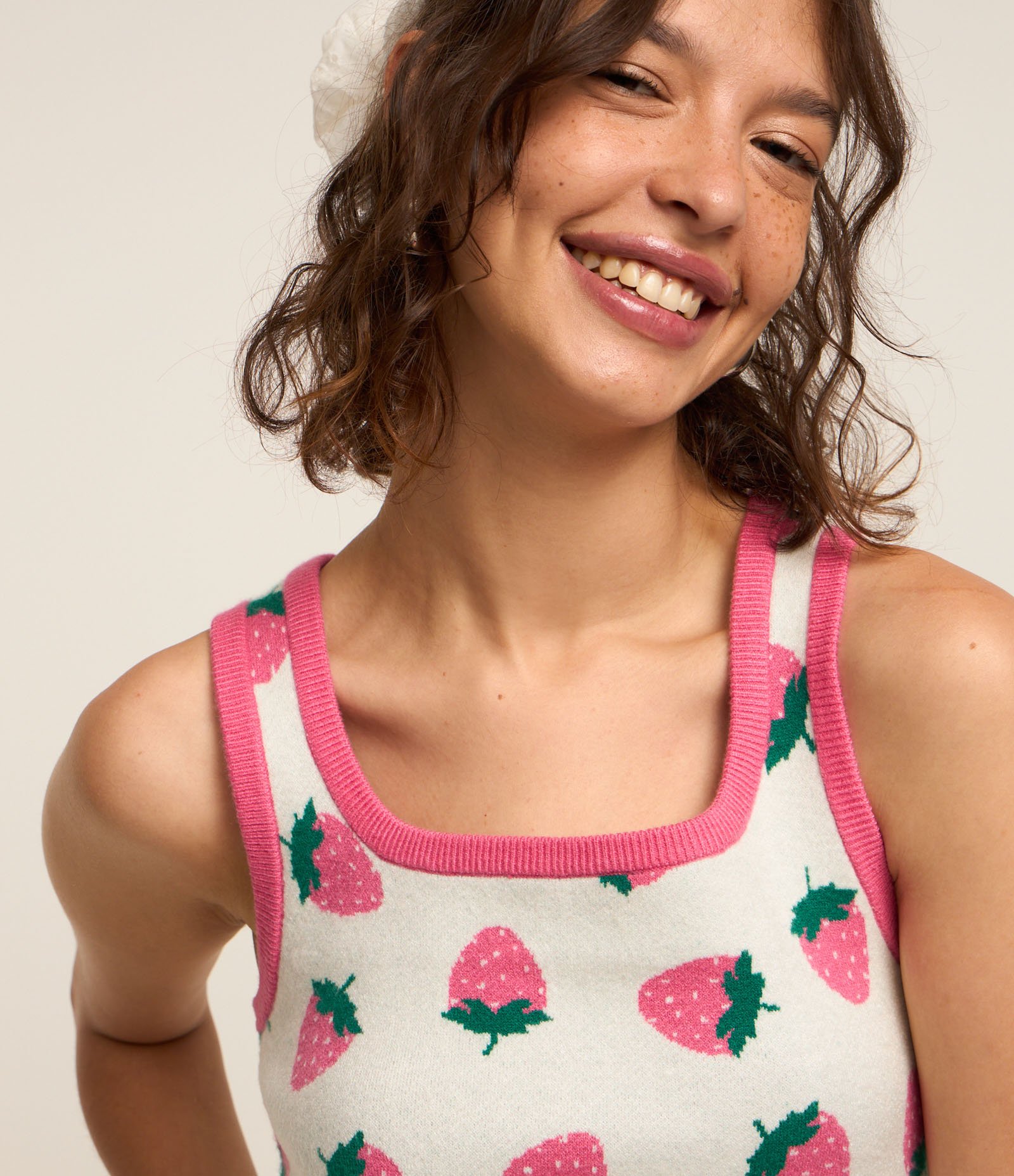 Regata em Tricô com Estampa de Moranguinhos Branco 3