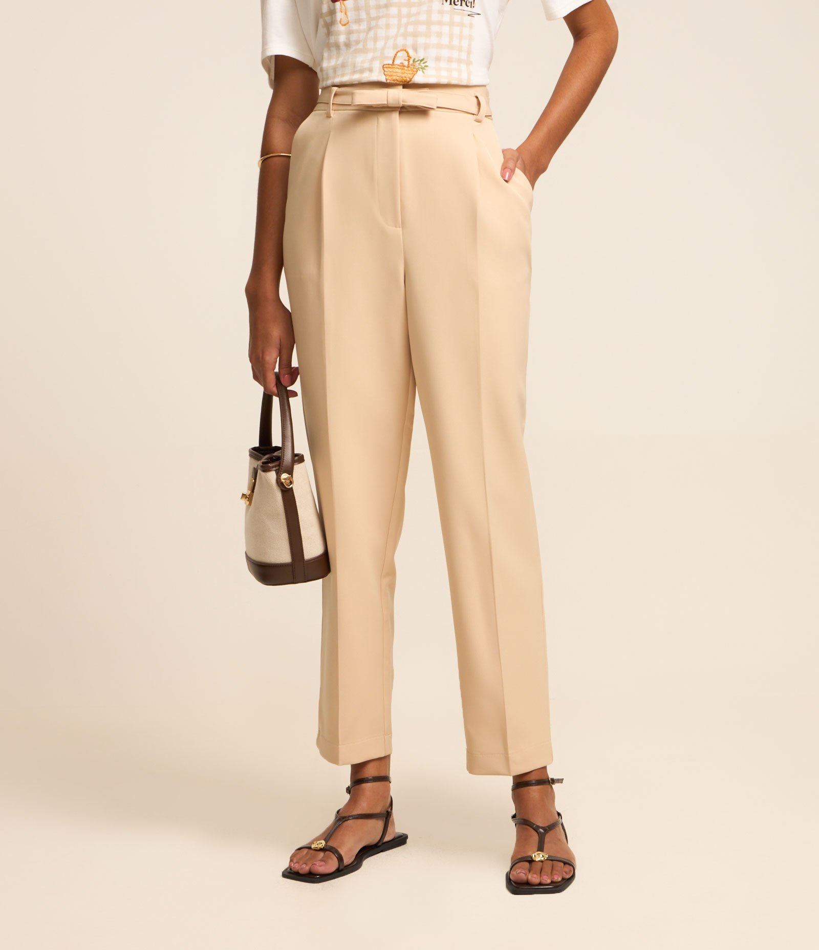 Calça Reta Alfaiatada com Cinto Laço e Frisos Bege 2