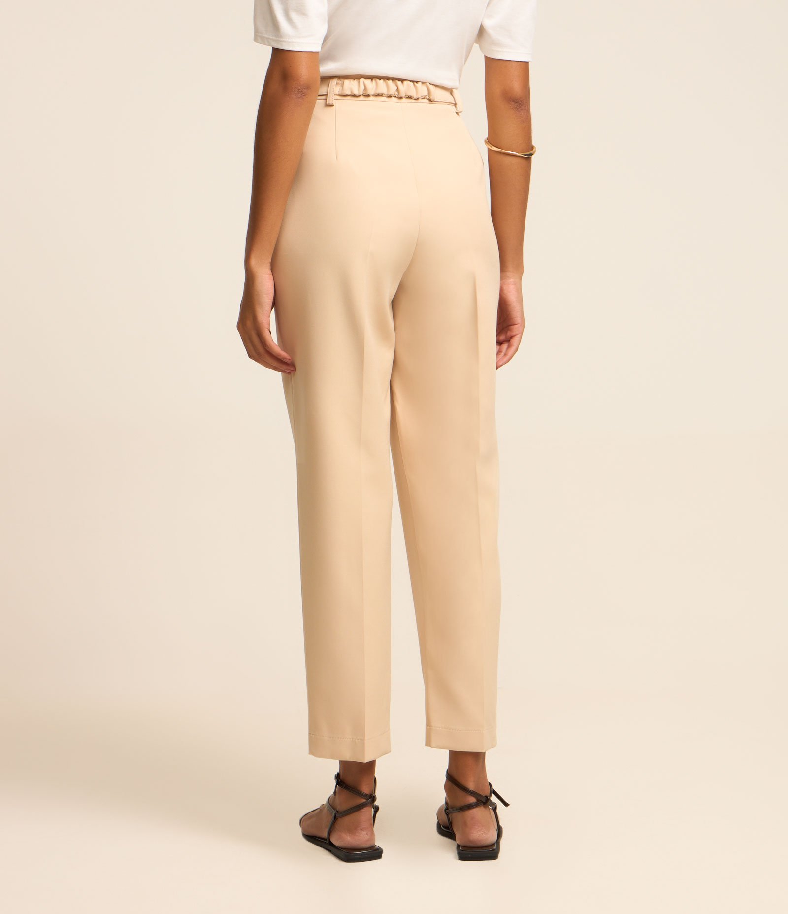 Calça Reta Alfaiatada com Cinto Laço e Frisos Bege 3