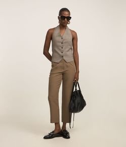 Calça Cenoura Alfaiatada com Botão Decorado no Cós