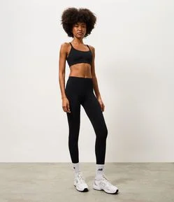 Calca Legging Esportiva em Microfibra com Bolsos