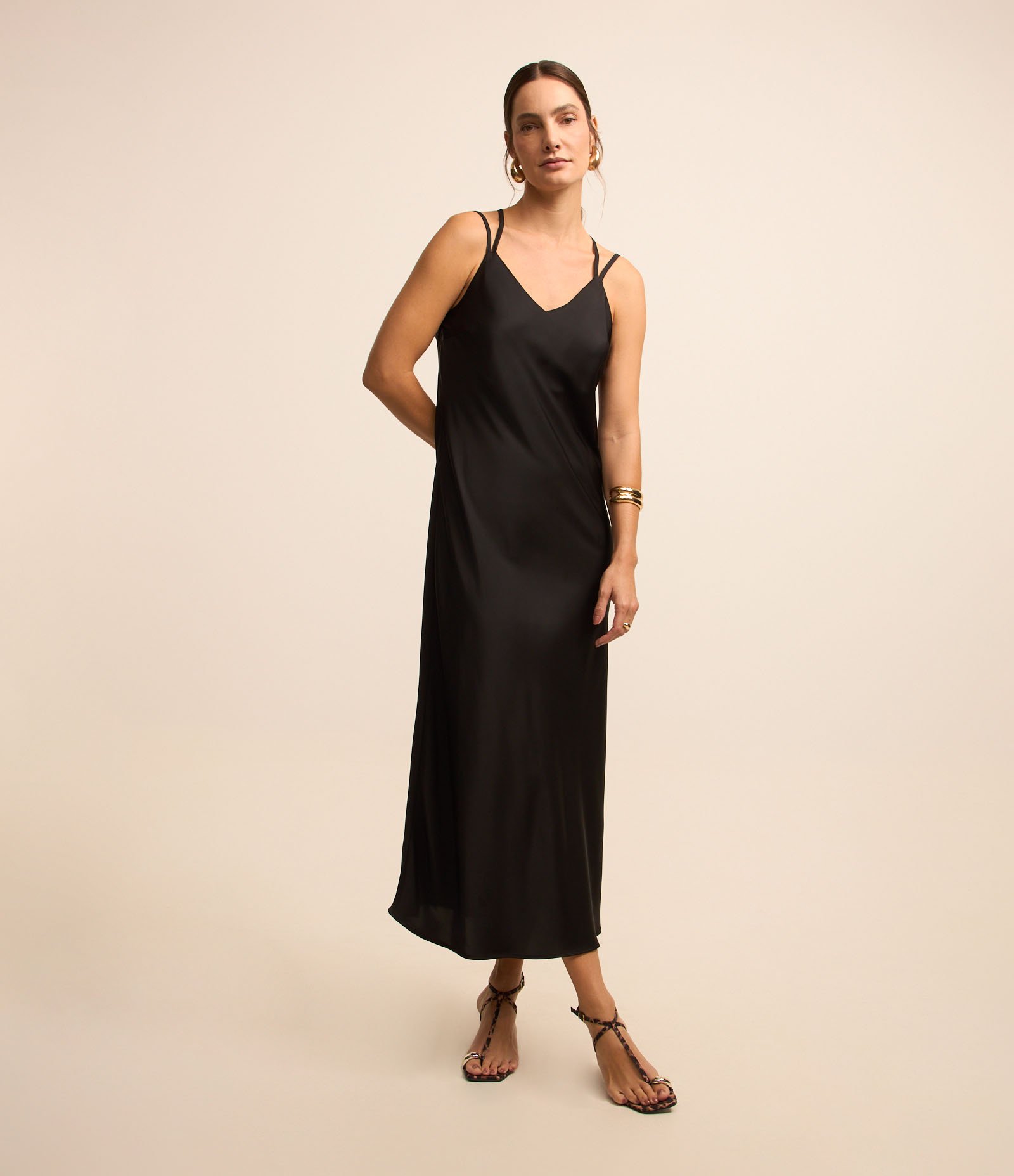 Vestido Evasê Slip Dress com Efeito Acetinado e Alça Cruzada Preto 2