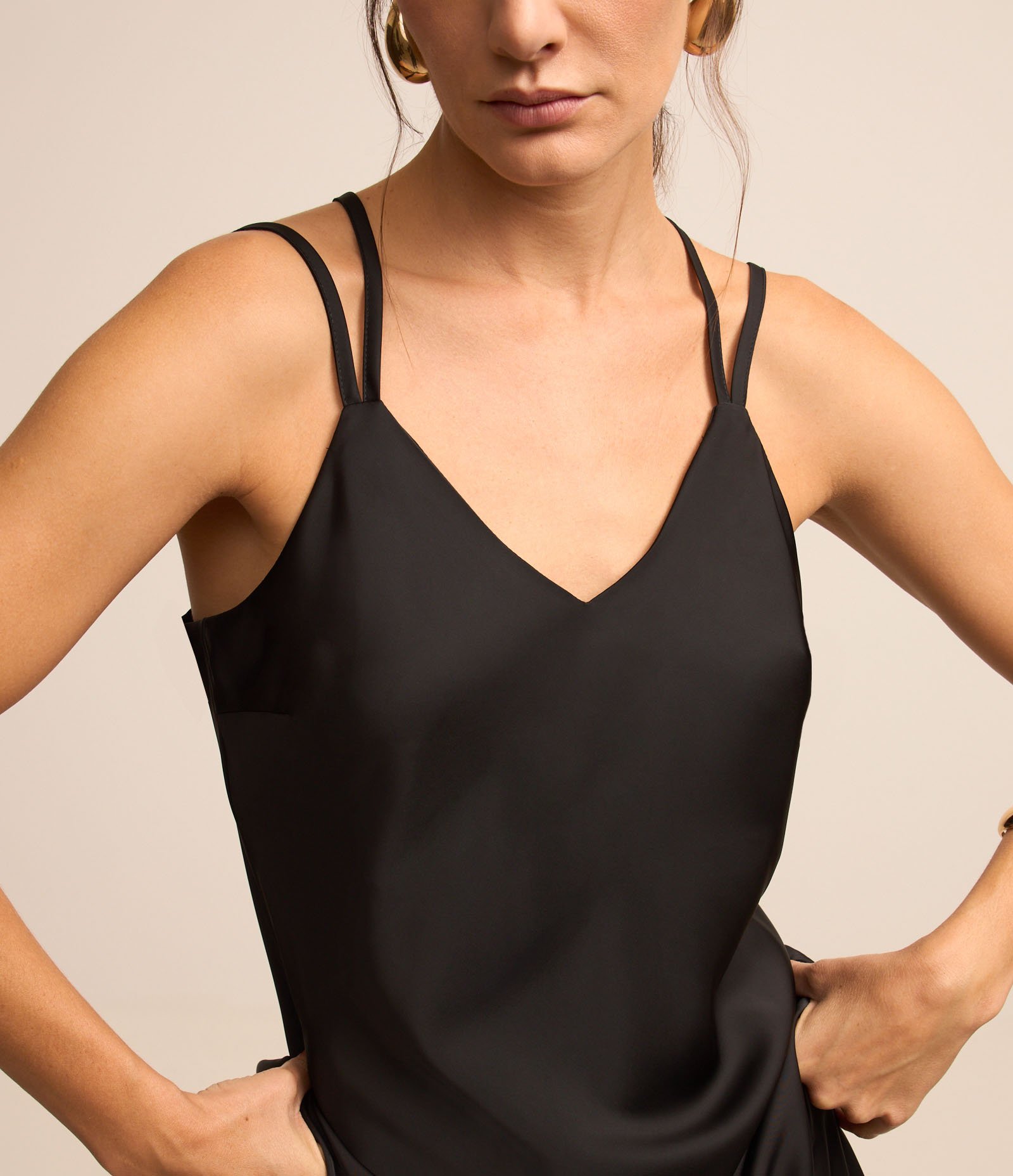 Vestido Evasê Slip Dress com Efeito Acetinado e Alça Cruzada Preto 3