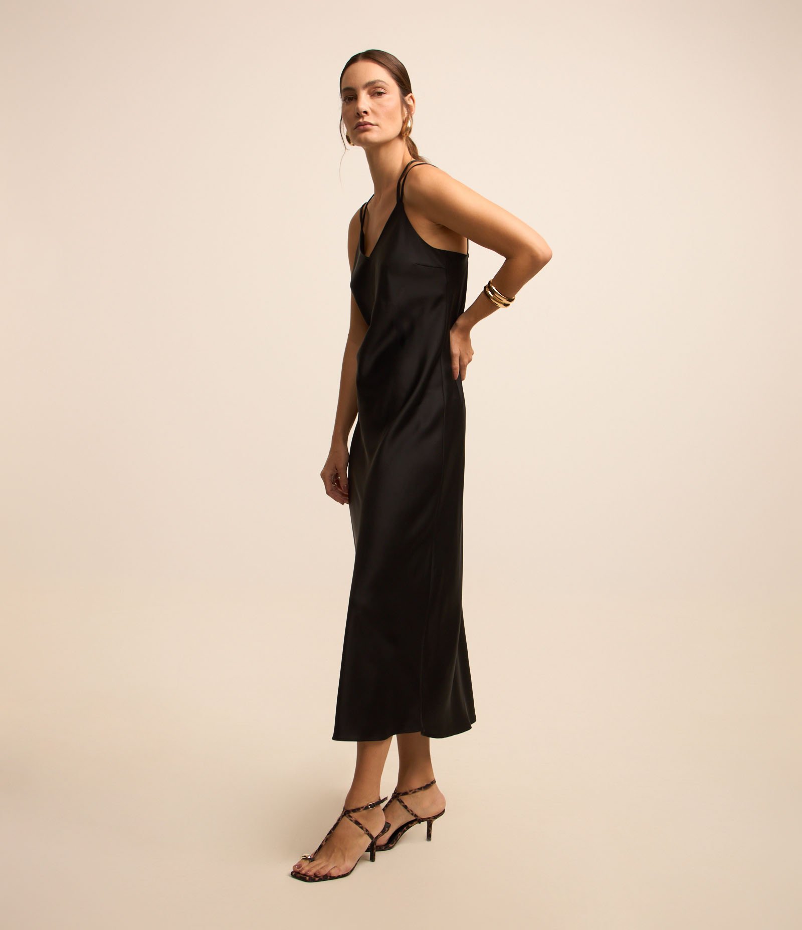 Vestido Evasê Slip Dress com Efeito Acetinado e Alça Cruzada Preto 5