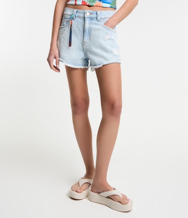 Short em Jeans com Fitinhas Coloridas e Barra Desfeita