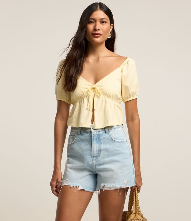 Short em Jeans com Barra Cortada com Rasgos
