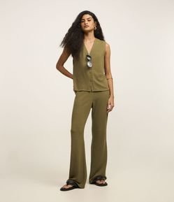 Calça Flare Texturizada com Cintura Alta